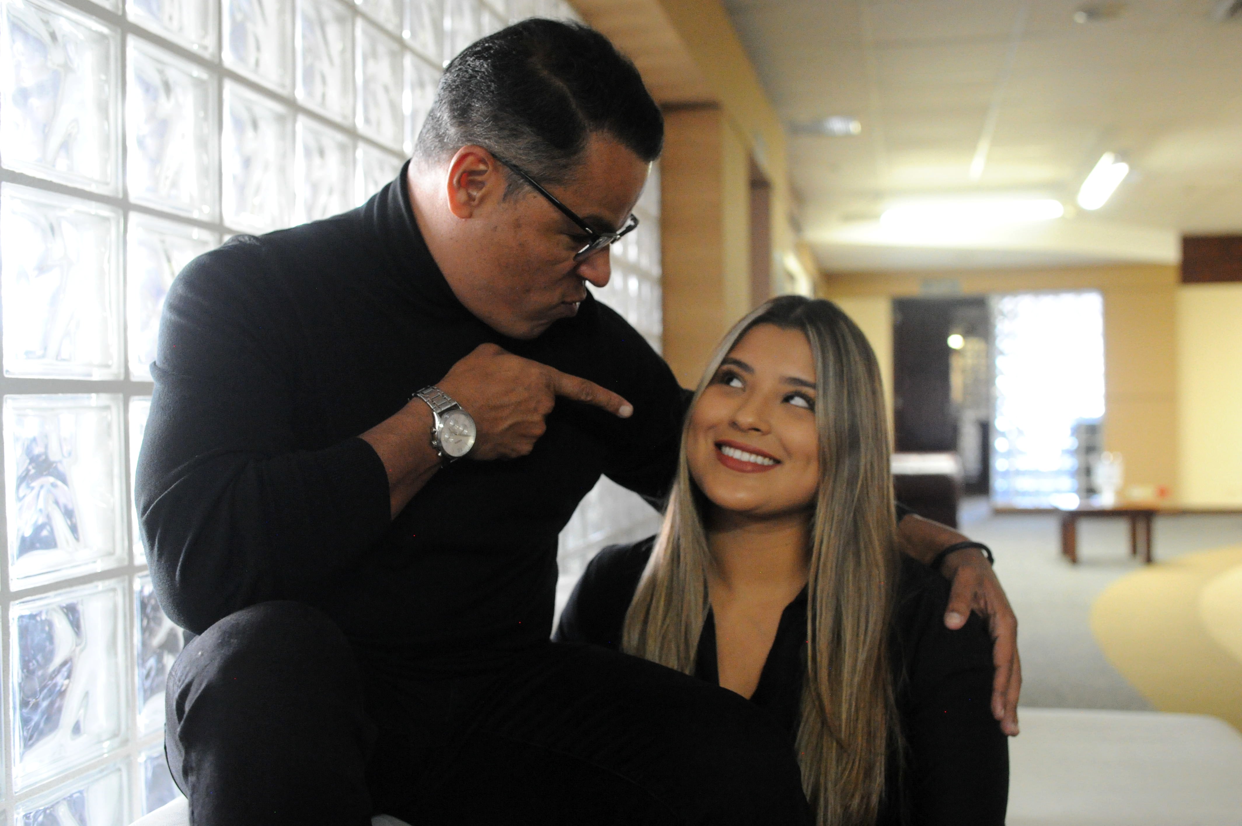 Jair Cruz posando con su hija Fabiana.
