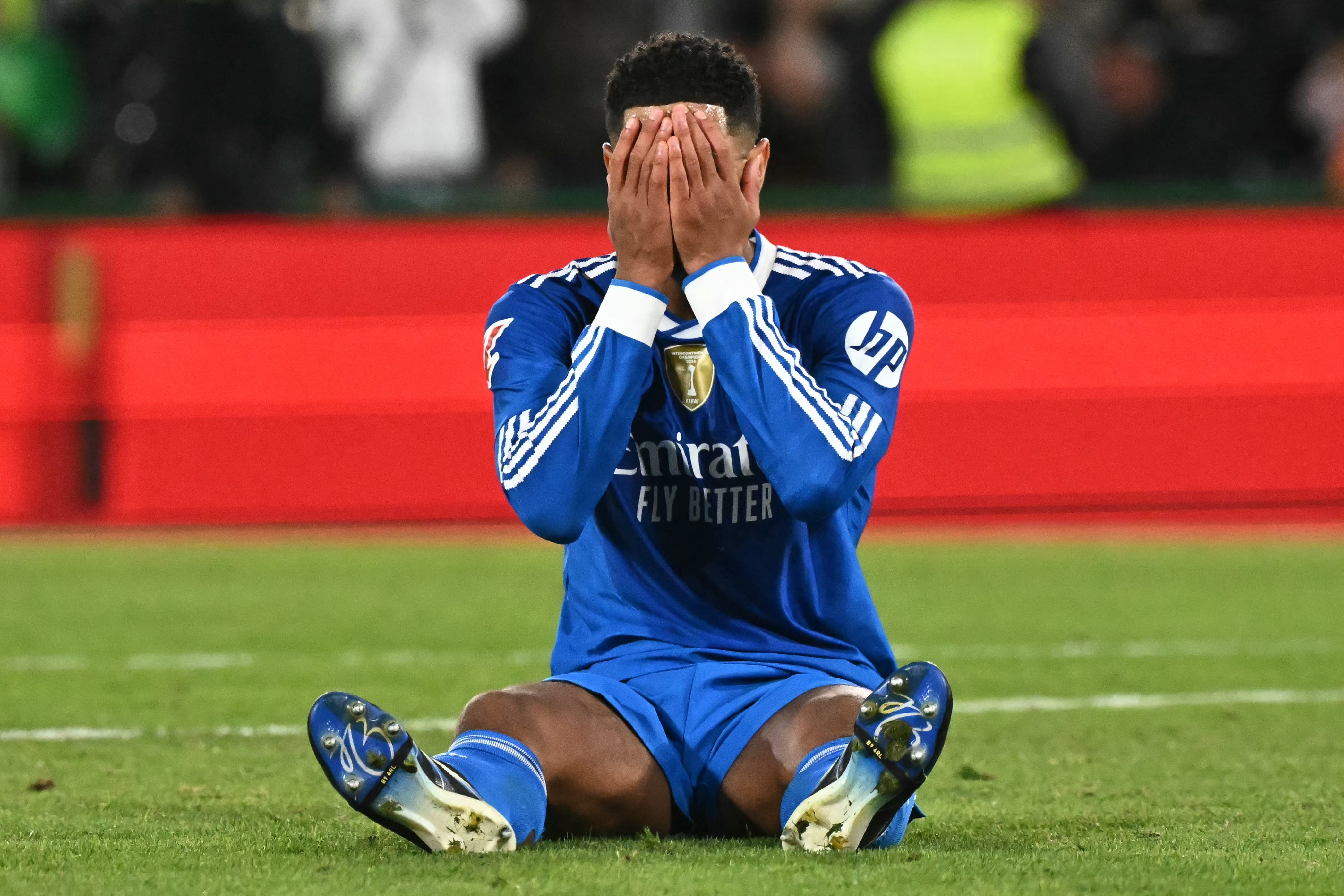 El volante inglés del Real Madrid Jude Bellingham reacciona tras una ocasión fallada en el duelo ante el Elche por la Liga Española.
