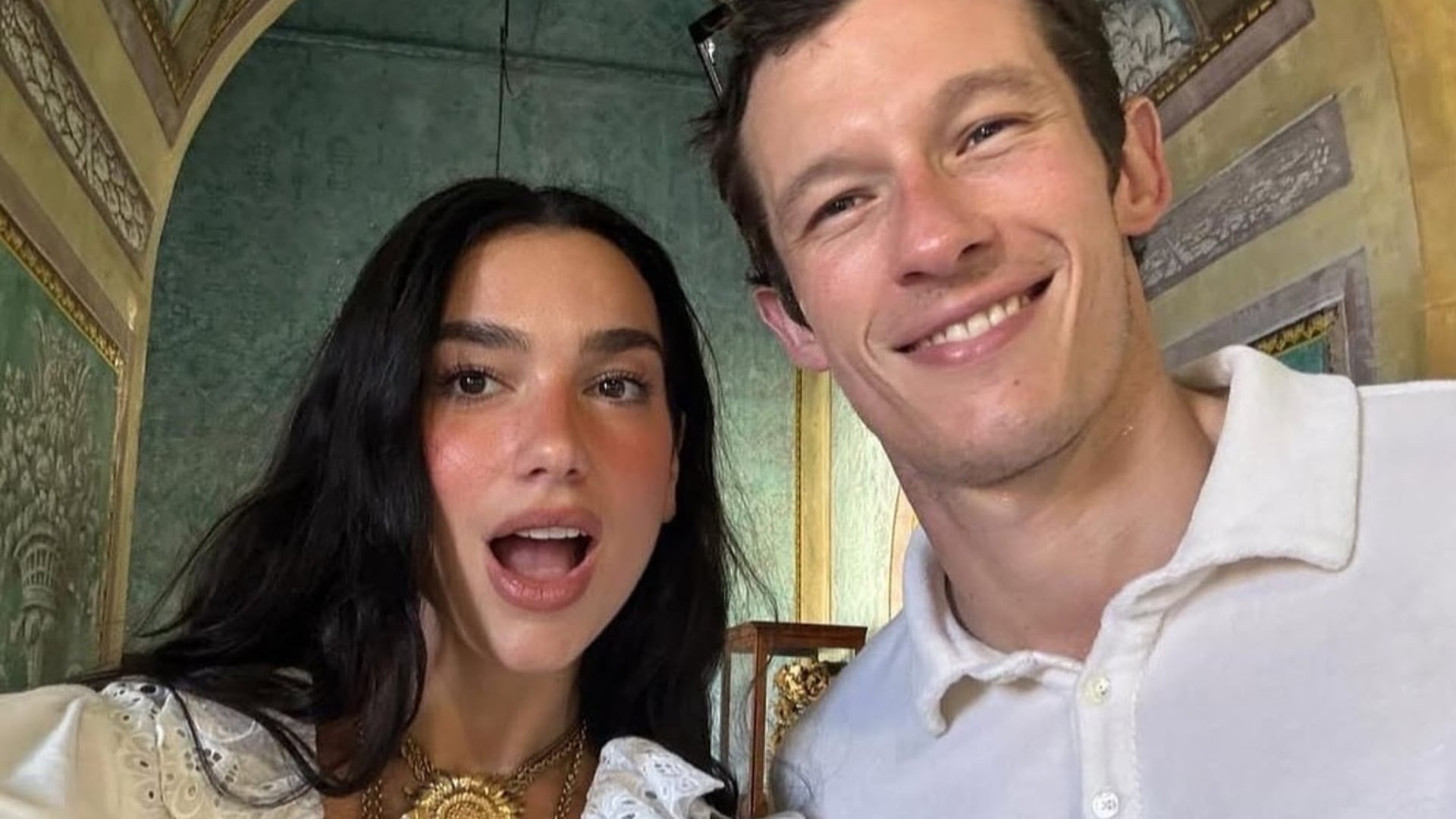 Una boda reservada, ocho invitados y un momento inesperado marcaron el enlace de Dua Lipa y Callum Turner en la capital británica.
