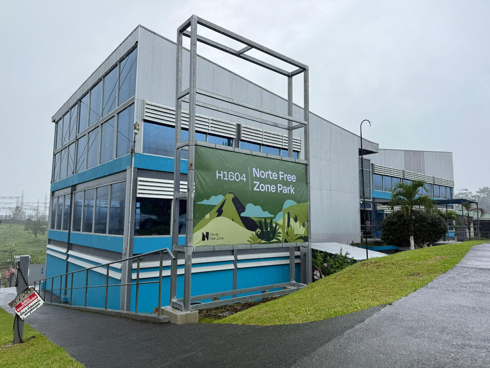 Fachada del edificio Skala, sede del parque de zona franca Norte Free Zone Park en Ciudad Quesada, bajo cielo nublado. El proyecto comenzó operaciones en junio con inversión costarricense para atraer empresas de servicios.