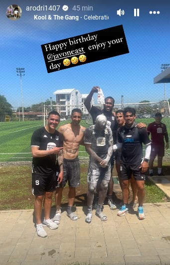 Javon East, bañado en harina por cumpleaños