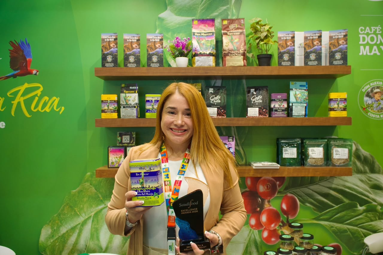 Empresa costarricense El Gusto Foods recibió un premio por su producto de cacao con fruta del monje en una feria de Arabia Saudita.