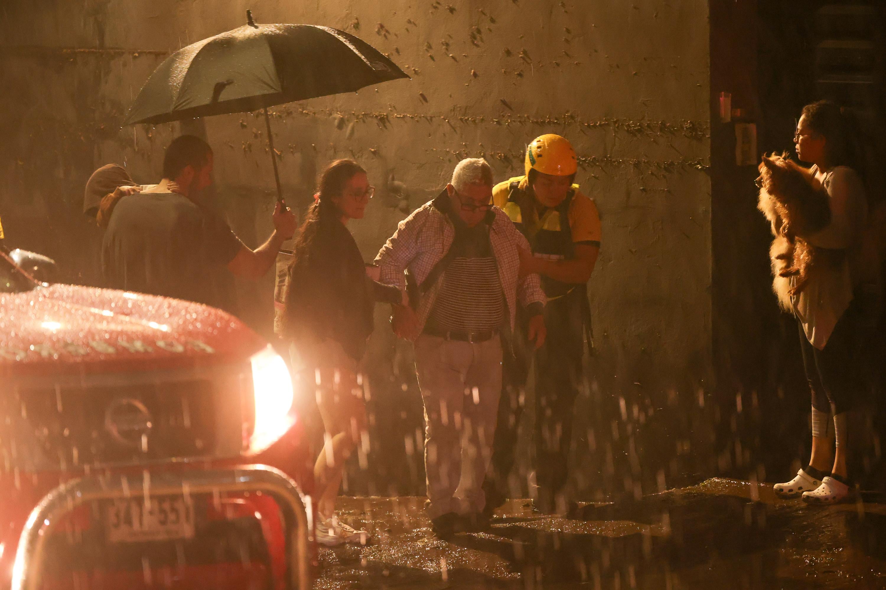 Bomberos intervino la tarde de esta jueves, para rescatar a personas que quedaron atrapadas en sus viviendas, producto de las graves inundaciones que se registraron en barrio Dent.
