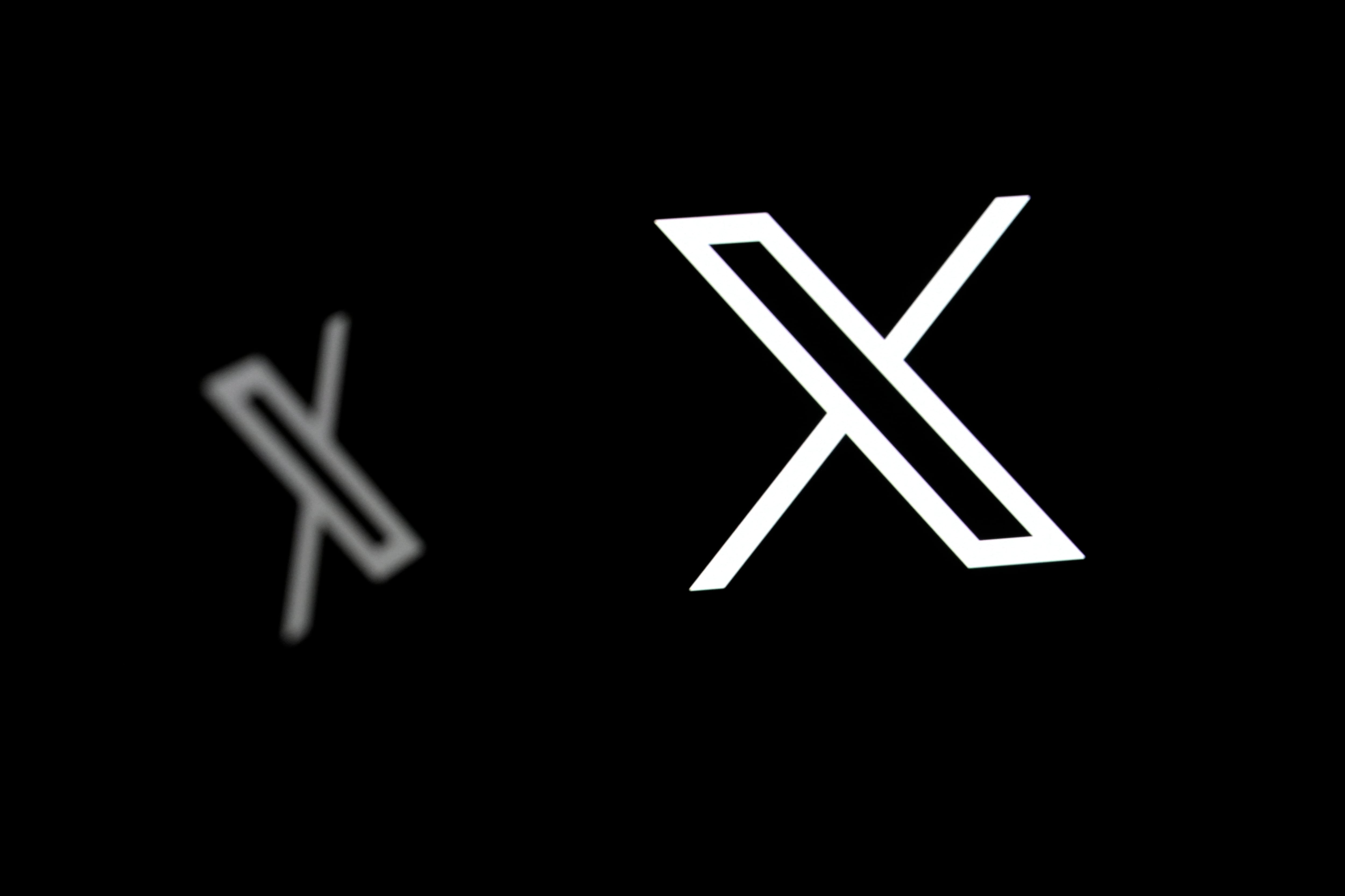 Esta fotografía ilustrativa muestra los logotipos de la red social X (antes Twitter) en Bruselas el 29 de septiembre de 2025.