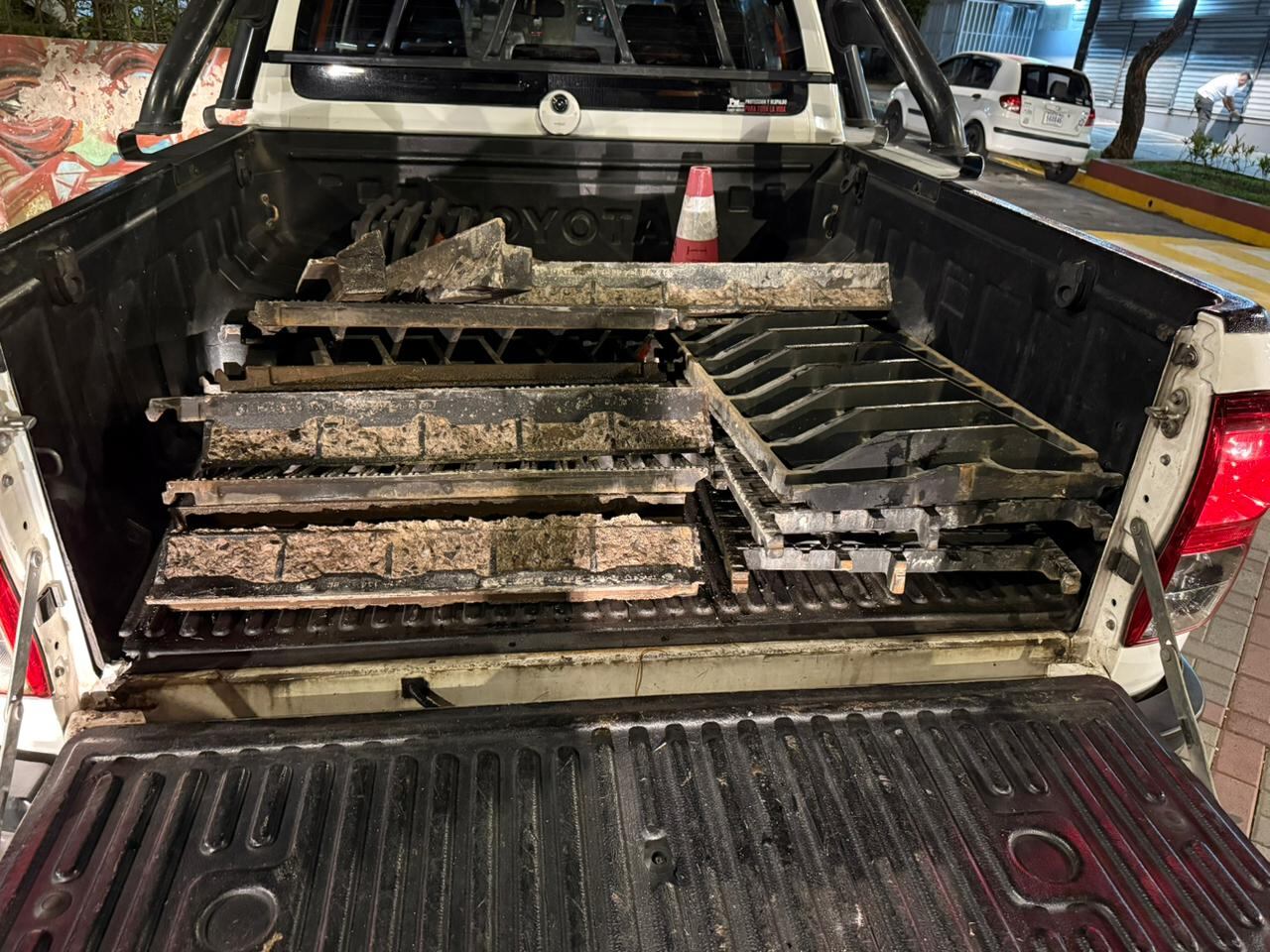 Según el parte de la Policía de Tránsito, tras el paso de un camión de bomberos se dañó el sorporte de las parrillas pluviales en el sector de Avenida 0, Calle 19.