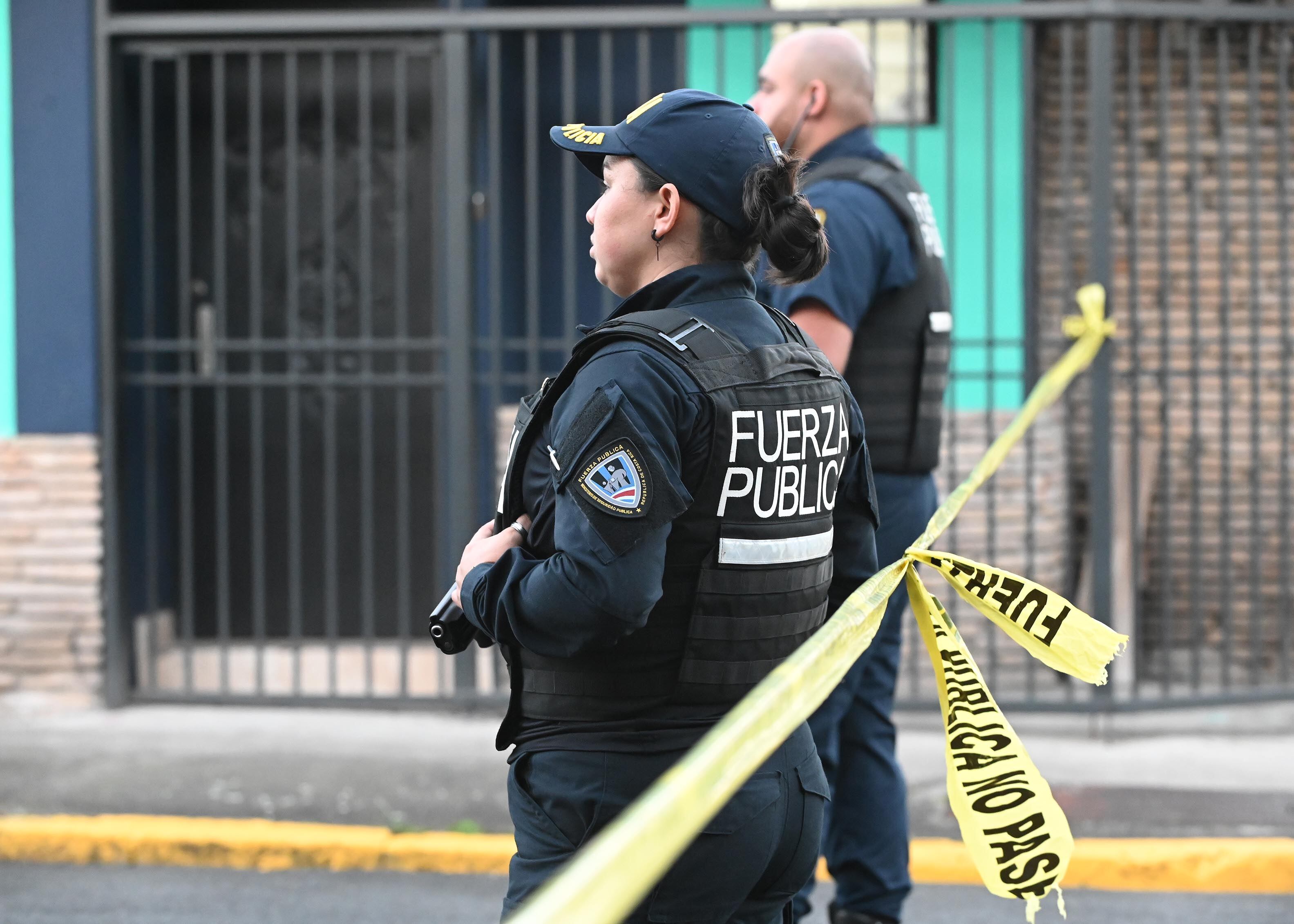 15 de julio del 2025. Barrio González Lahman. 18:00 hrs. El OIJ en coordinación con la Fuerza Pública realiza la recolección de indicios en la escena del crimen de un homicidio ocurrido en el barrio González Lahman estar tarde a las 4:15 minutos. En la escena fueron capturados dos sospechosos y decomisadas dos armas de fuego. En la foto: Autoridades del OIJ y la Fuerza Púbica investigan la escena del crimen. Foto: Albert Marín