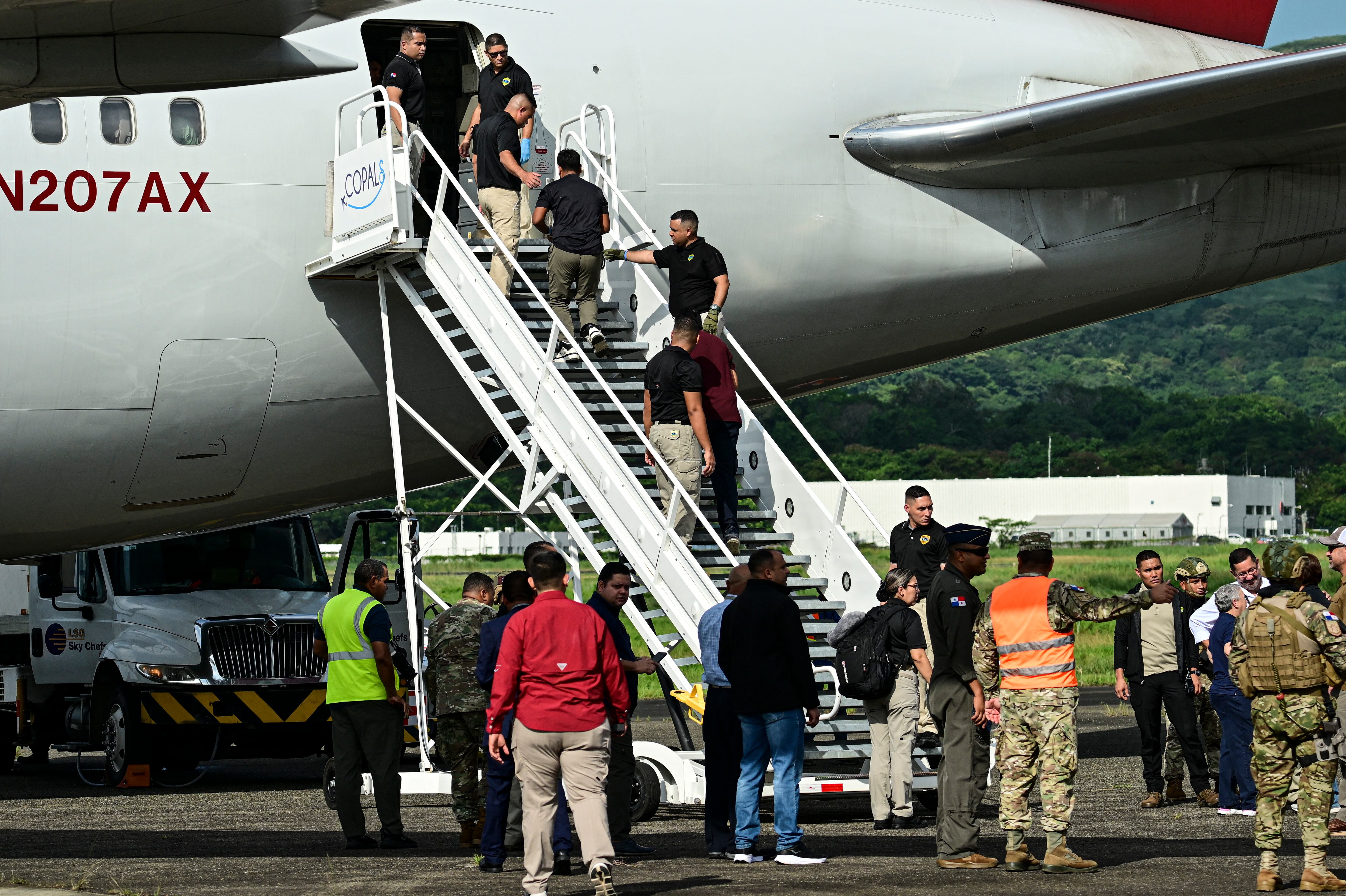 Estados Unidos y Panamá han deportado a 230 migrantes bajo un acuerdo de cooperación bilateral. Este jueves, 130 migrantes de la India fueron enviados de regreso a su país como parte de los esfuerzos conjuntos para frenar la migración irregular en la región. Foto: MARTIN BERNETTI / AFP