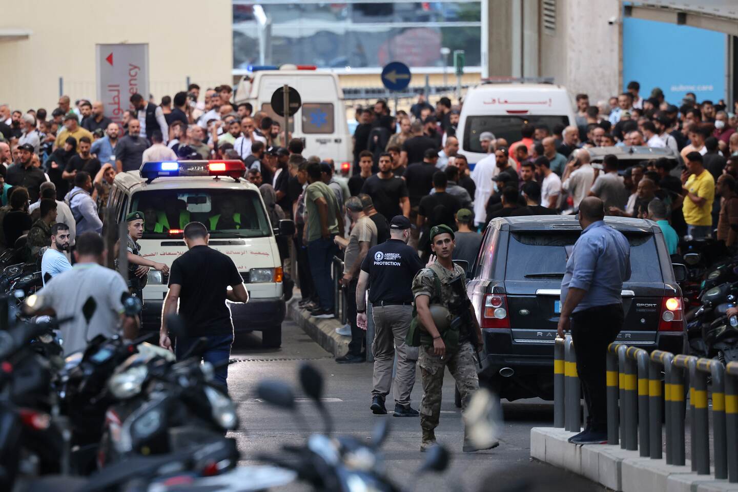 El caos se apoderó de los alrededores de centros médicos en el Líbano tras la explosión simultánea de miles de bíperes pertenecientes a personeros de Hezbolá. Foto: Anwar AMRO / AFP