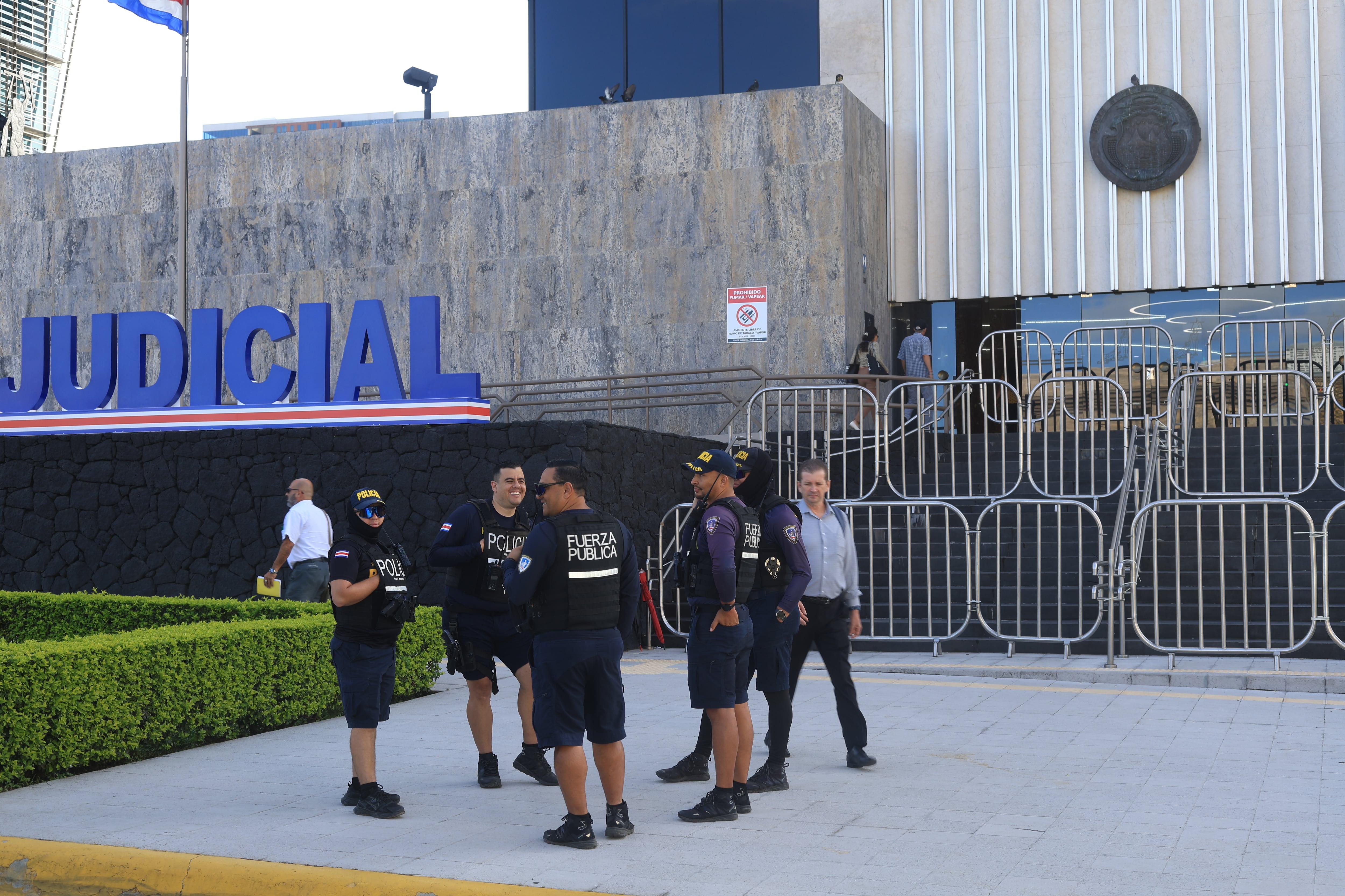 Vallas y oficiales de Fuerza Pública resguardan el perímetro del edificio de la Corte Suprema de Justicia, poco antes de la sesión para elegir a su próximo presidente.