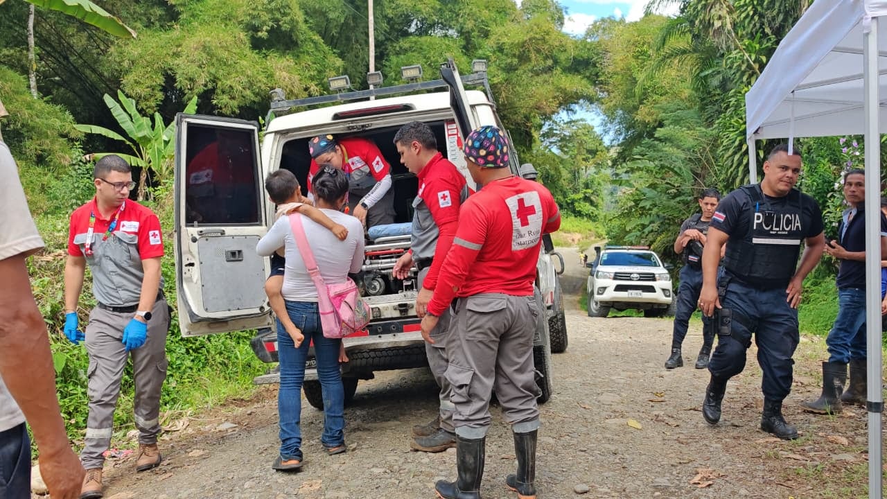 El menor se encuentra en buenas condiciones, pero será trasladado al centro médico en condición estable, indicó Cruz Roja. Fue localizado cerca de su casa con múltiples picaduras de mosquito y algunos raspones, pero nada de gravedad, agregó la entidad. Fotografía: