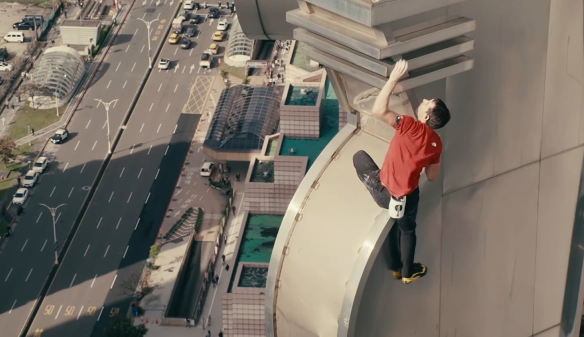 Alex Honnold realizó una escalada sin cuerdas del Taipéi 101, de 508 metros, en un evento transmitido en vivo que combinó espectáculo y alto riesgo.