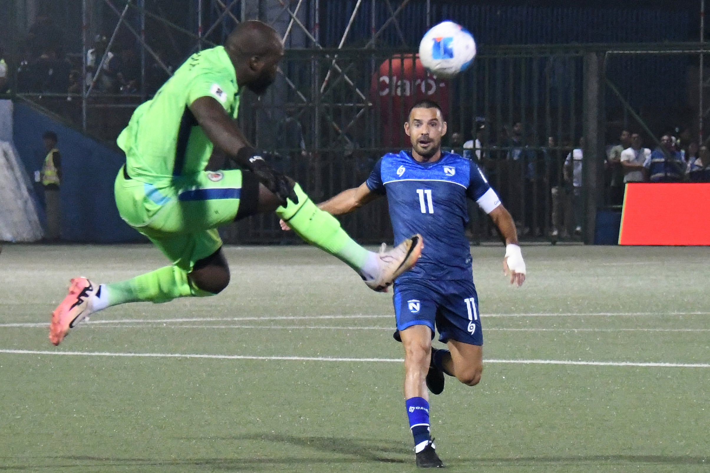 El arquero de Haití Johnny Placide falla en esta salida ante Juan Barrera de Nicaragua, en el Estadio Nacional de Managua.