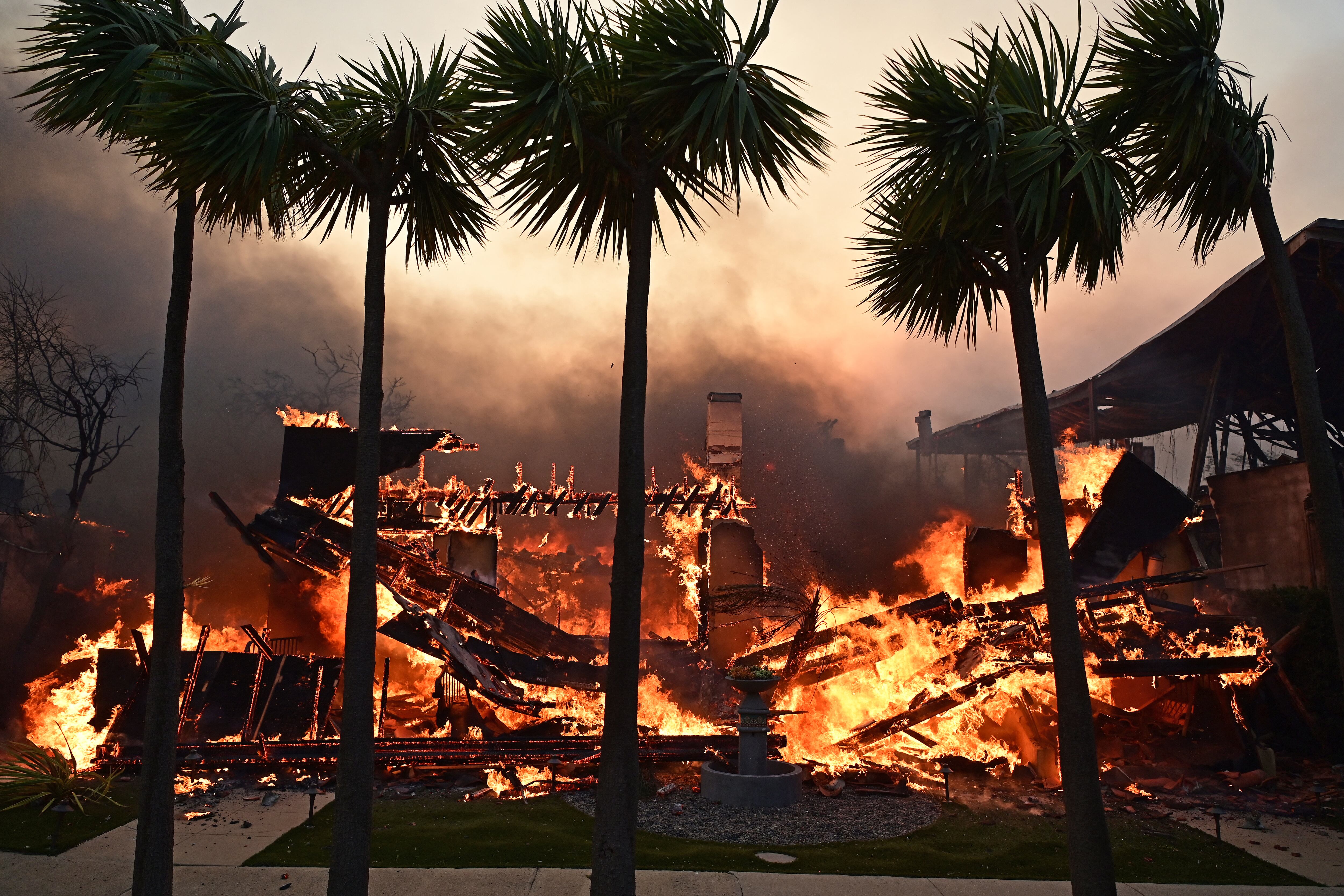 Una casa arde durante el incendio de Palisades en Pacific Palisades, California. La sequía extrema y los vientos de Santa Ana facilitaron la propagación de las llamas.
