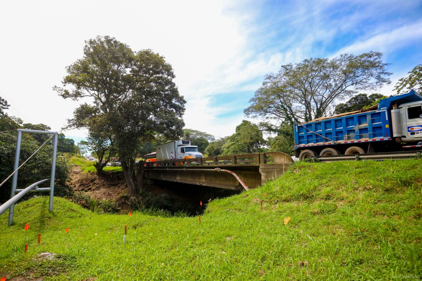 Vista este miércoles de puente sobre el río Alajuela cerca del Aeropuerto Internacional Juan Santamaría. La ampliación del mismo a seis carriles deberá estar lista para abril del 2021. Fotografía: Casa Presidencial para LN.