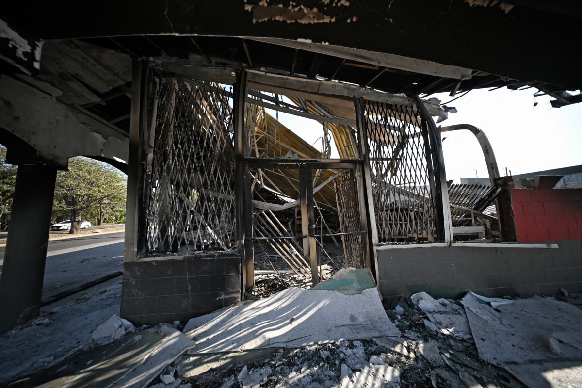 Vista de una tienda incendiada por grupos del crimen organizado dos días antes, en represalia por un operativo en Jalisco para detener a un objetivo de alta prioridad en materia de seguridad, en Puerto Vallarta.