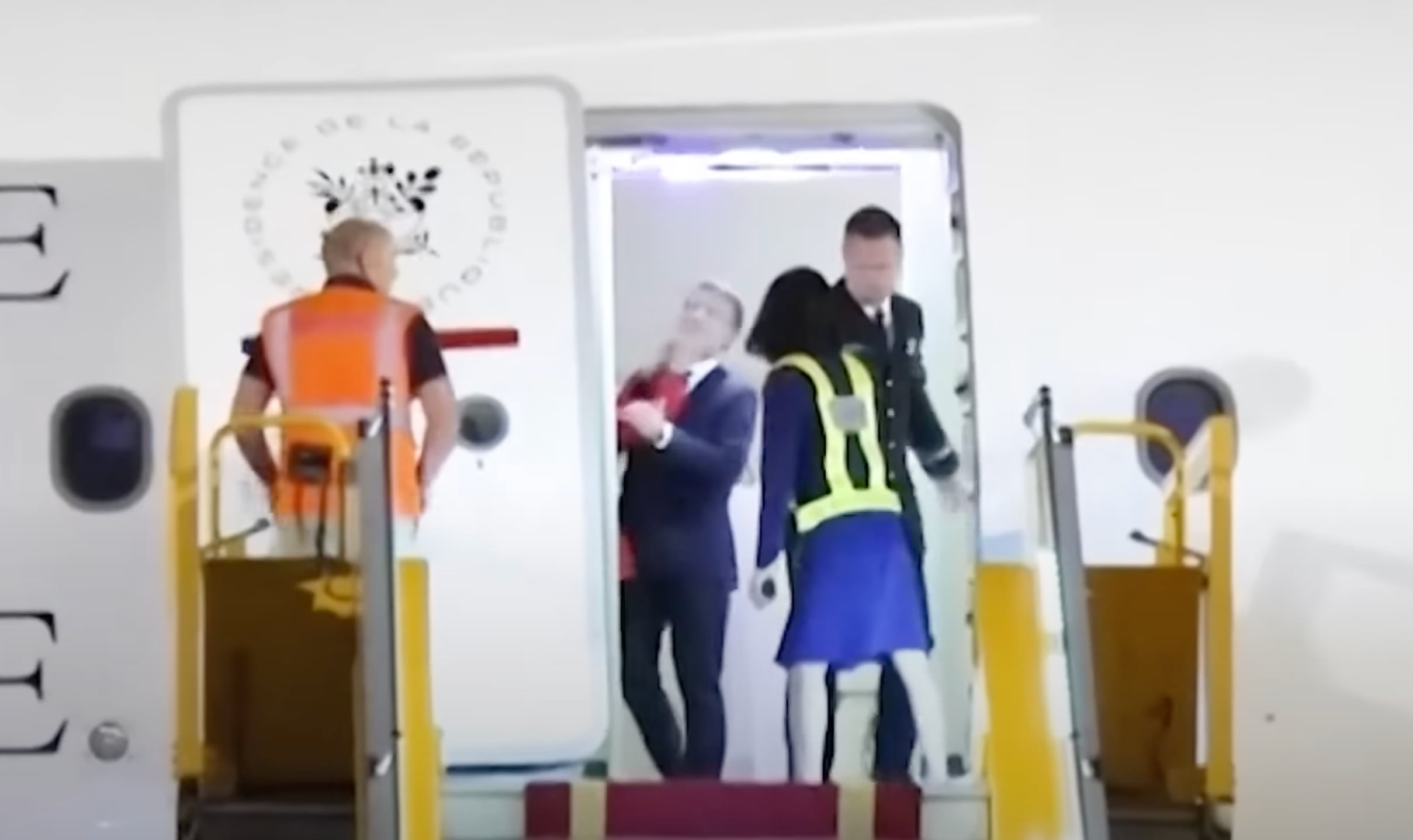 Momento cuando se observa al presidente Macron y las manos de su esposa sobre su cara dentro del avión presidencial a su llegada a Vietnam este domingo. Fotografía: