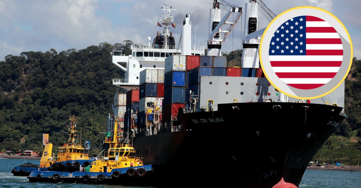 Un barco de carga lleno de contenedores en un puerto de Costa Rica, con un ícono de la bandera de Estados Unidos superpuesto, simbolizando el superávit comercial entre ambos países en 2024.