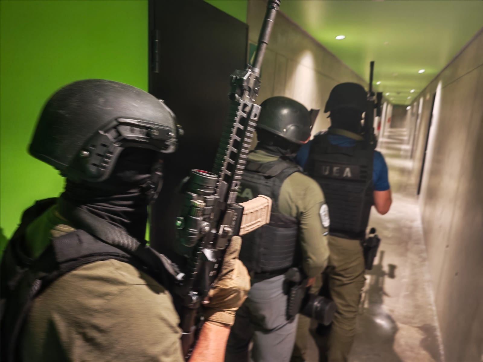 La Fiscalía Adjunta de Narcotráfico y la Policía Control de Drogas lograron la captura de cinco sujetos, supuestamente vinculados con el Cartel de Sinaloa. Las detenciones se realizaron en una torre en Sabana Sur.