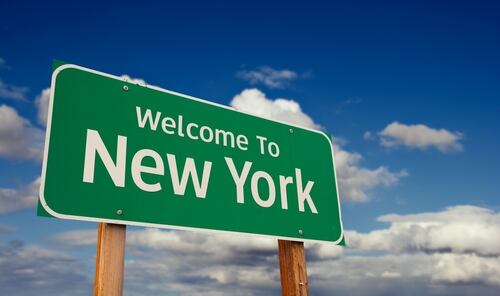 Rótulo "Welcome to New York" enmarcando reflexiones sobre los cambios y el paso del tiempo en la ciudad.