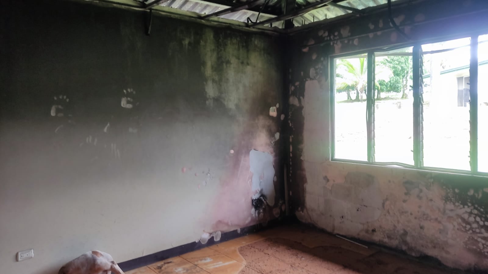 Como se ve en la imagen, uno de los edificios prestados por Vivoyet a la Policía de Fronteras fue entregado completamente destruido e inhabitable.