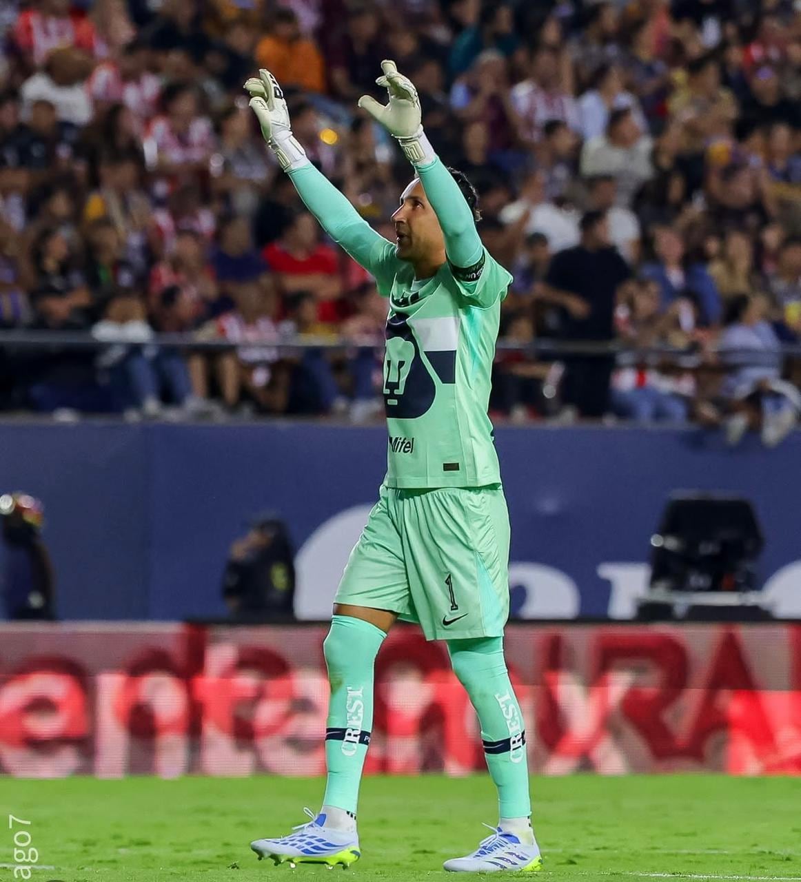 Keylor Navas festeja tras la victoria de Pumas ante el Atlético San Luis por la Liga MX.