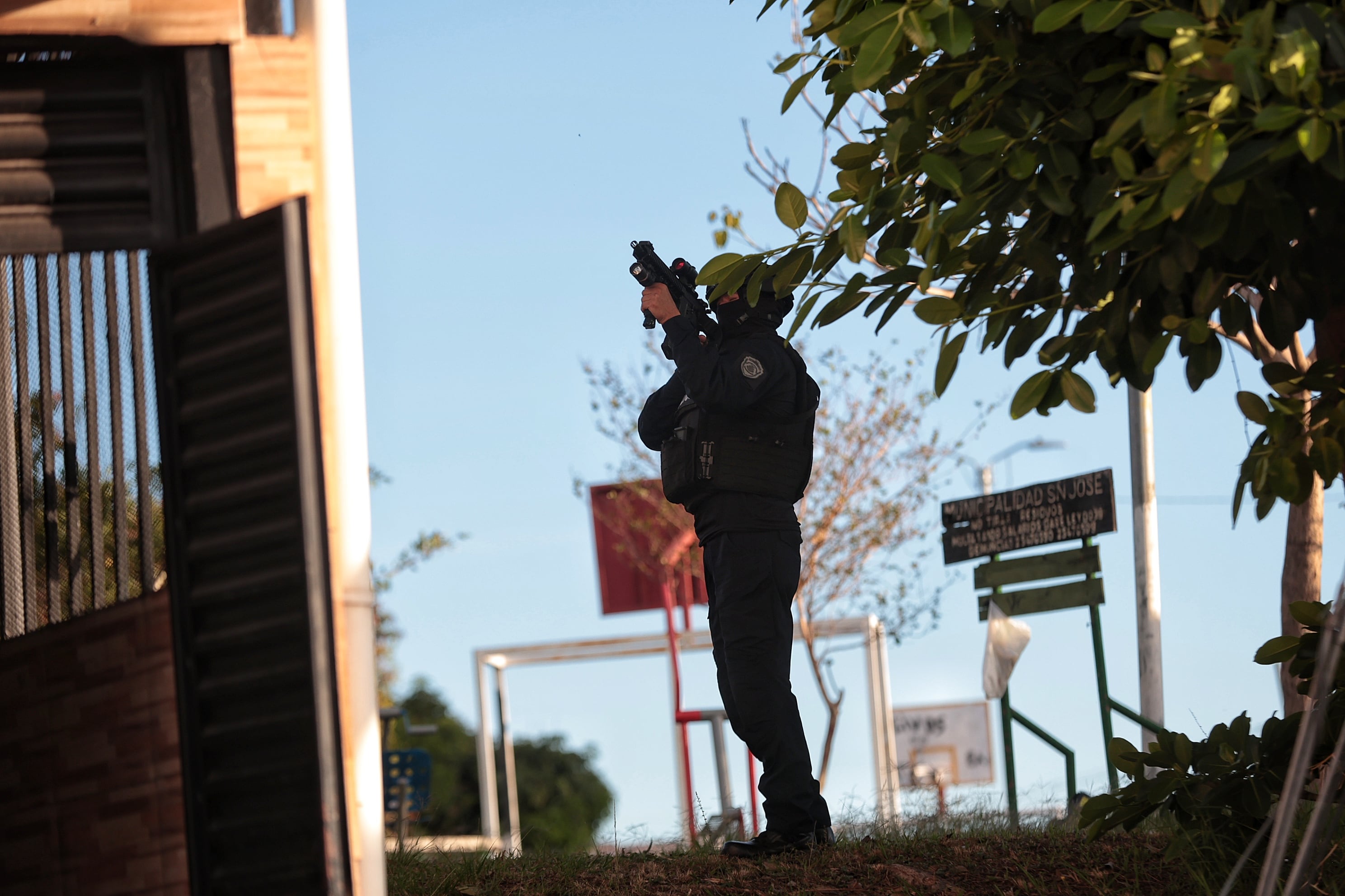 Operativo por parte de la Policía de Control de Drogas en residencial Los Geraneos en San Sebastián / Foto John Durán
