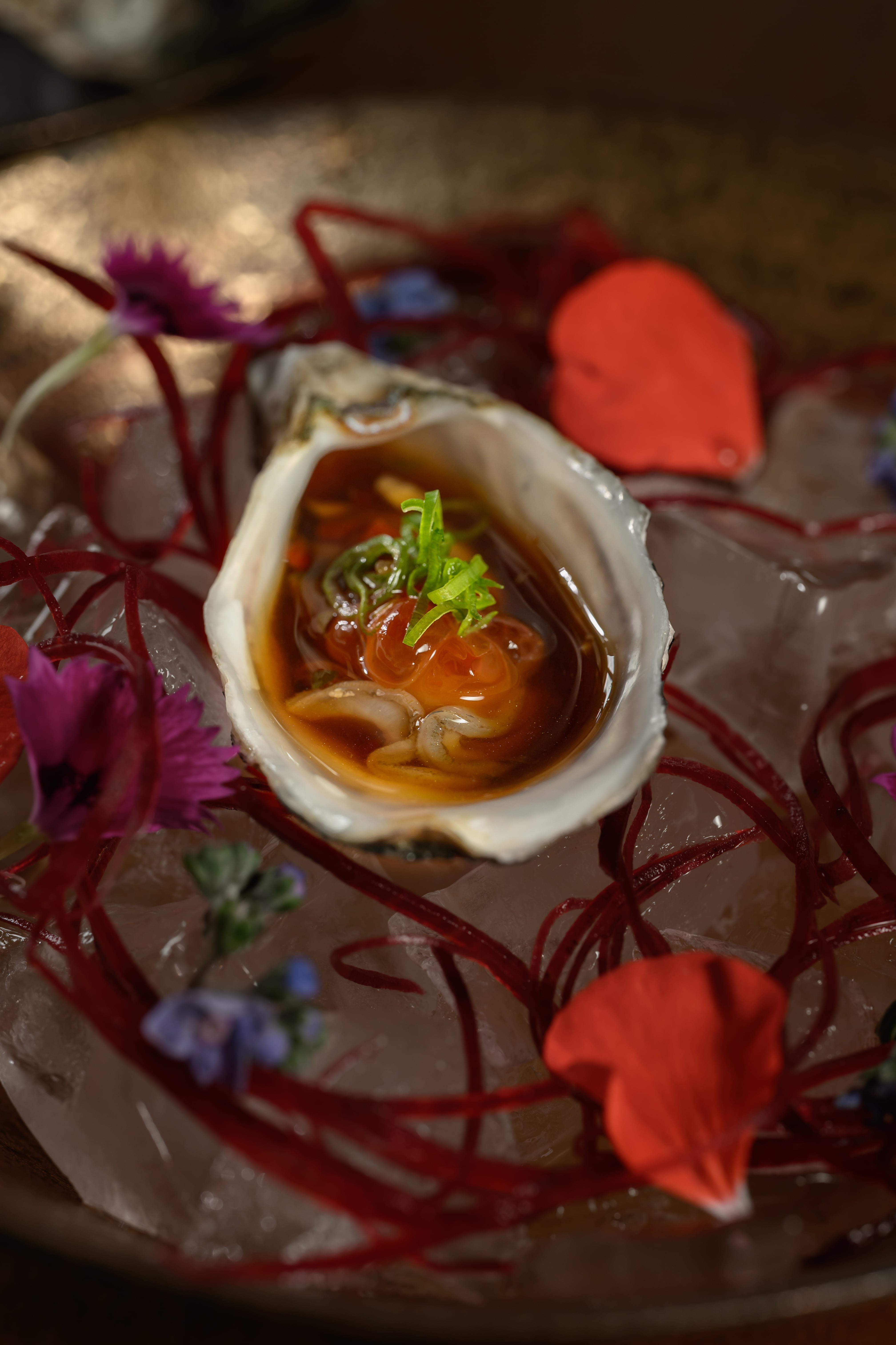 Ostras con salsa konsu y a la robata se sirven en Enso.