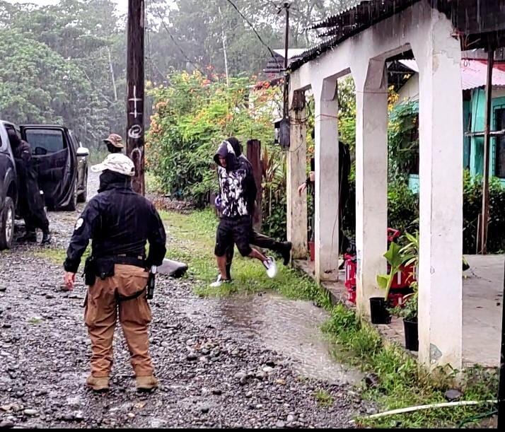 Agentes del OIJ de Batán allanaron una propiedad en B-Line de Matina, Limón, como parte de la investigación por la tentativa de homicidio de un policía.