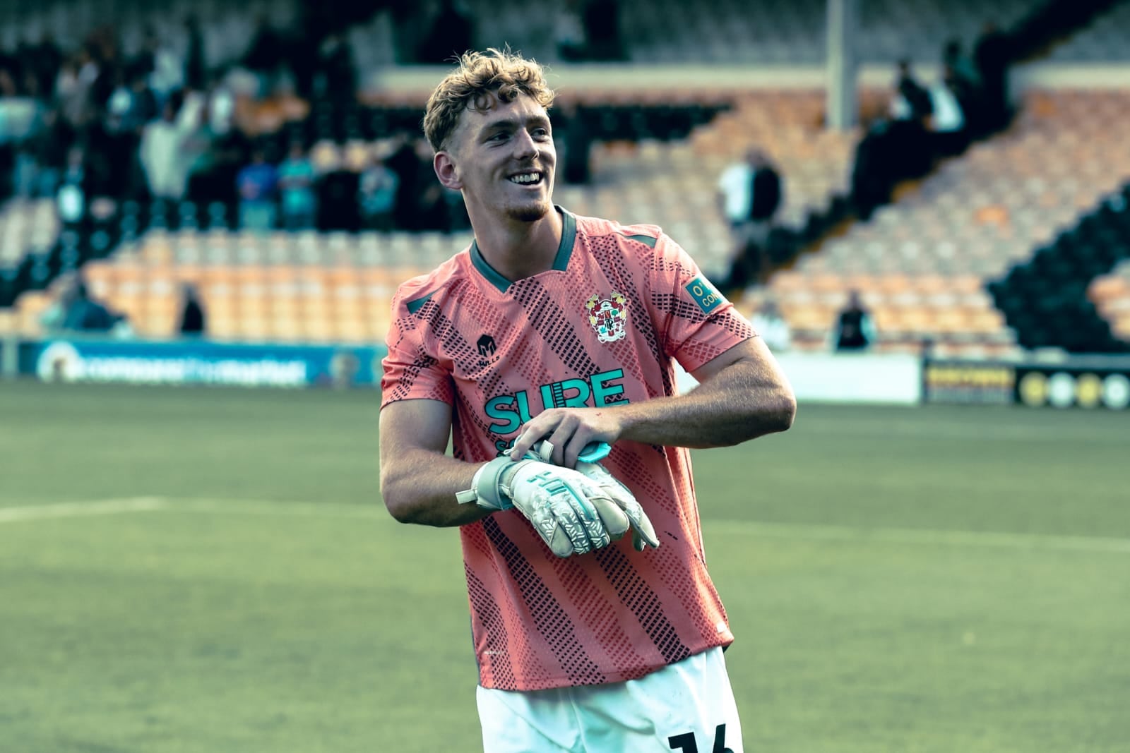 Bobby Faulkner poniéndose los guantes de portero con el Tranmere Rovers.