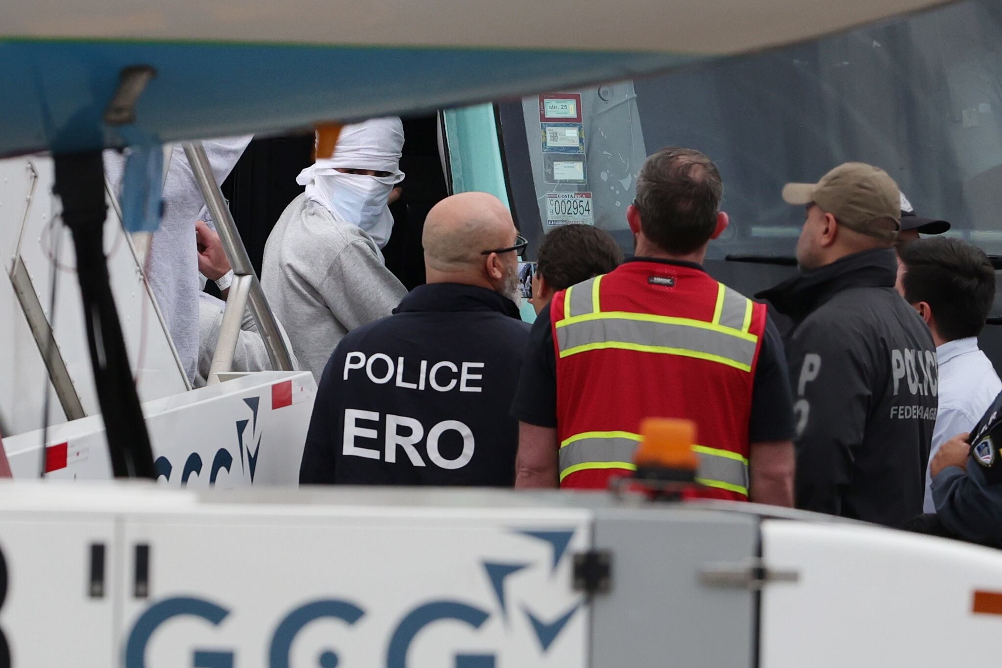 Llegada de migrantes a Base 2 los cuales abordaron inmediatamente los buses que los trasladarían a CATEM / Foto John Durán