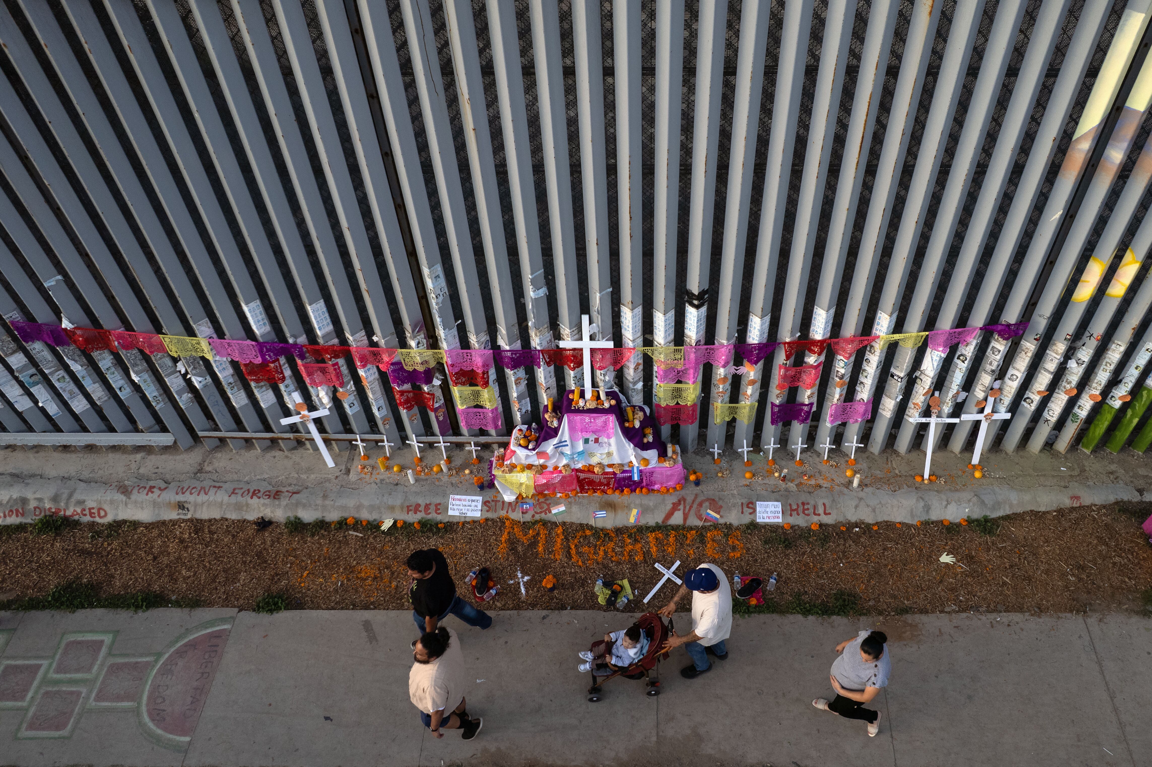 Personas honran a los migrantes muertos en el muro fronterizo entre México y EE. UU. durante las celebraciones del Día de Muertos