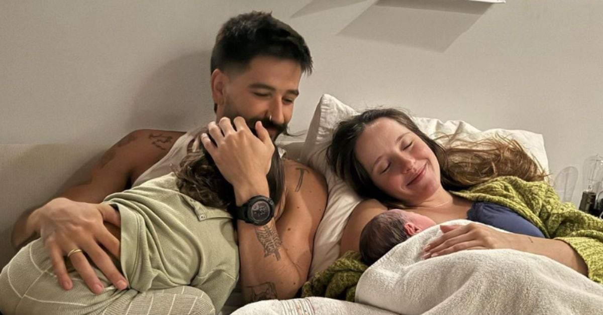 Este jueves, Evaluna y Camilo anunciaron el nacimiento de su segunda hija, Amaranto. Los cantantes revelaron que Camilo participó en el parto y ayudó a recibir a la bebé, a quien describieron como la "niña de terciopelo dorado" y "soberana de la media noche". (Foto: tomada de redes de Evaluna y Camilo) (Evaluna y Camilo)