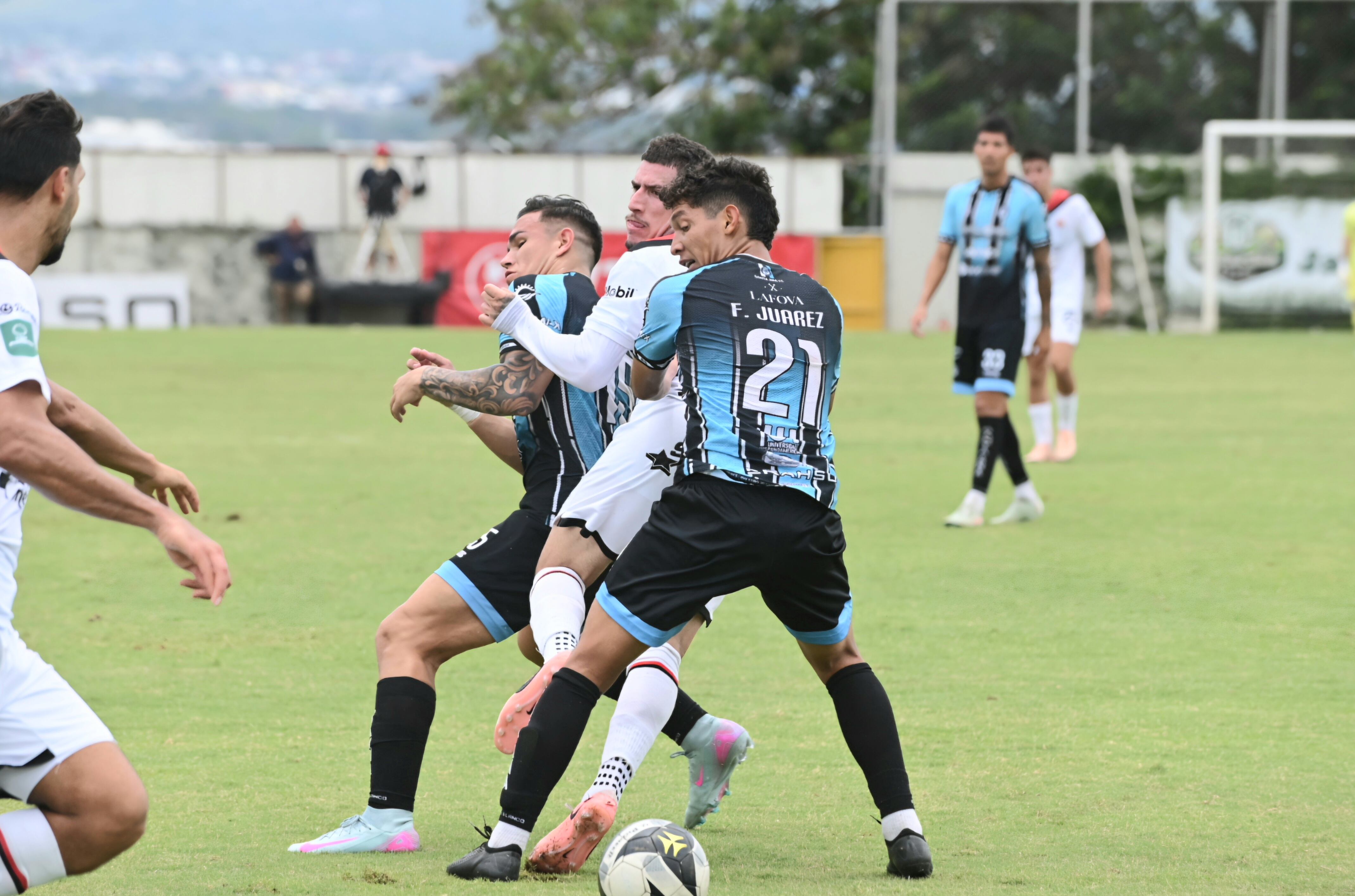 El partido entre Santa Ana y Liga Deportiva Alajuelense resultó tan trabado como se refleja en esa jugada.