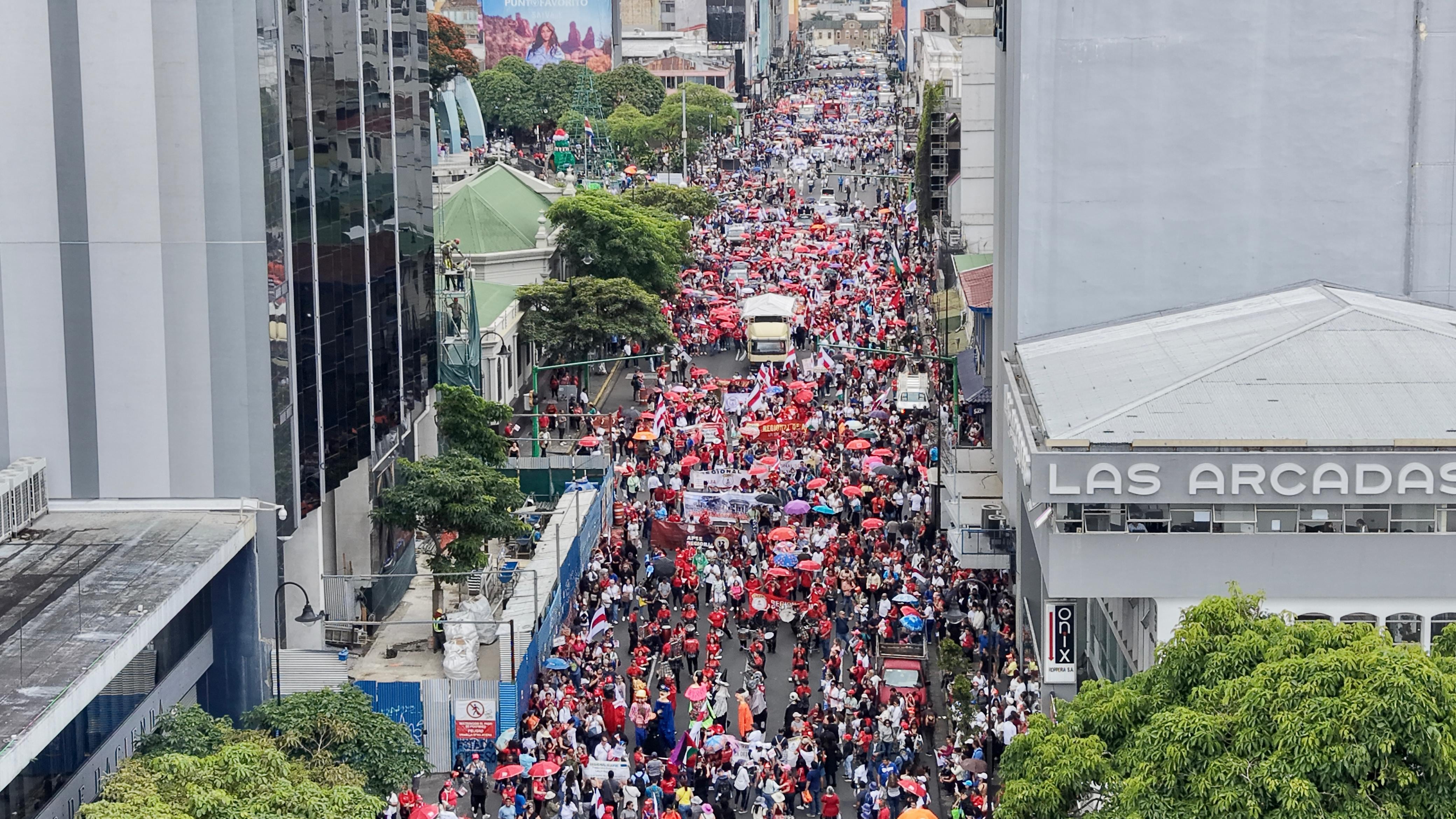 Marcha de docentes frente al Ministerio de Hacienda, en San José, este 26 de noviembre.