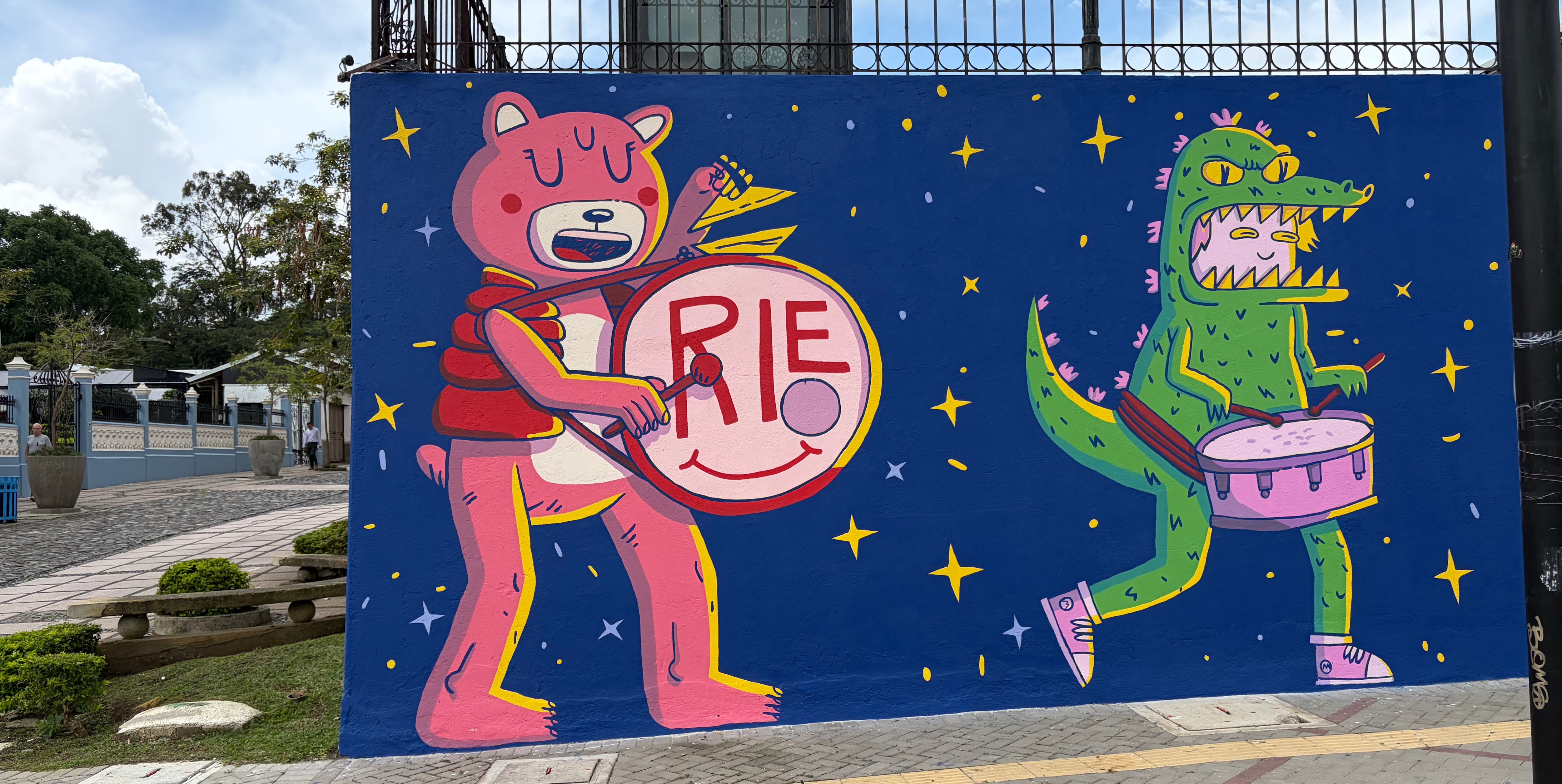 Carnaval Chepeño, el nuevo mural de Diego Fournier Soto, transforma más de 200 metros cuadrados en San José con una obra dedicada a la diversidad, las tradiciones y el espíritu de la ciudad.