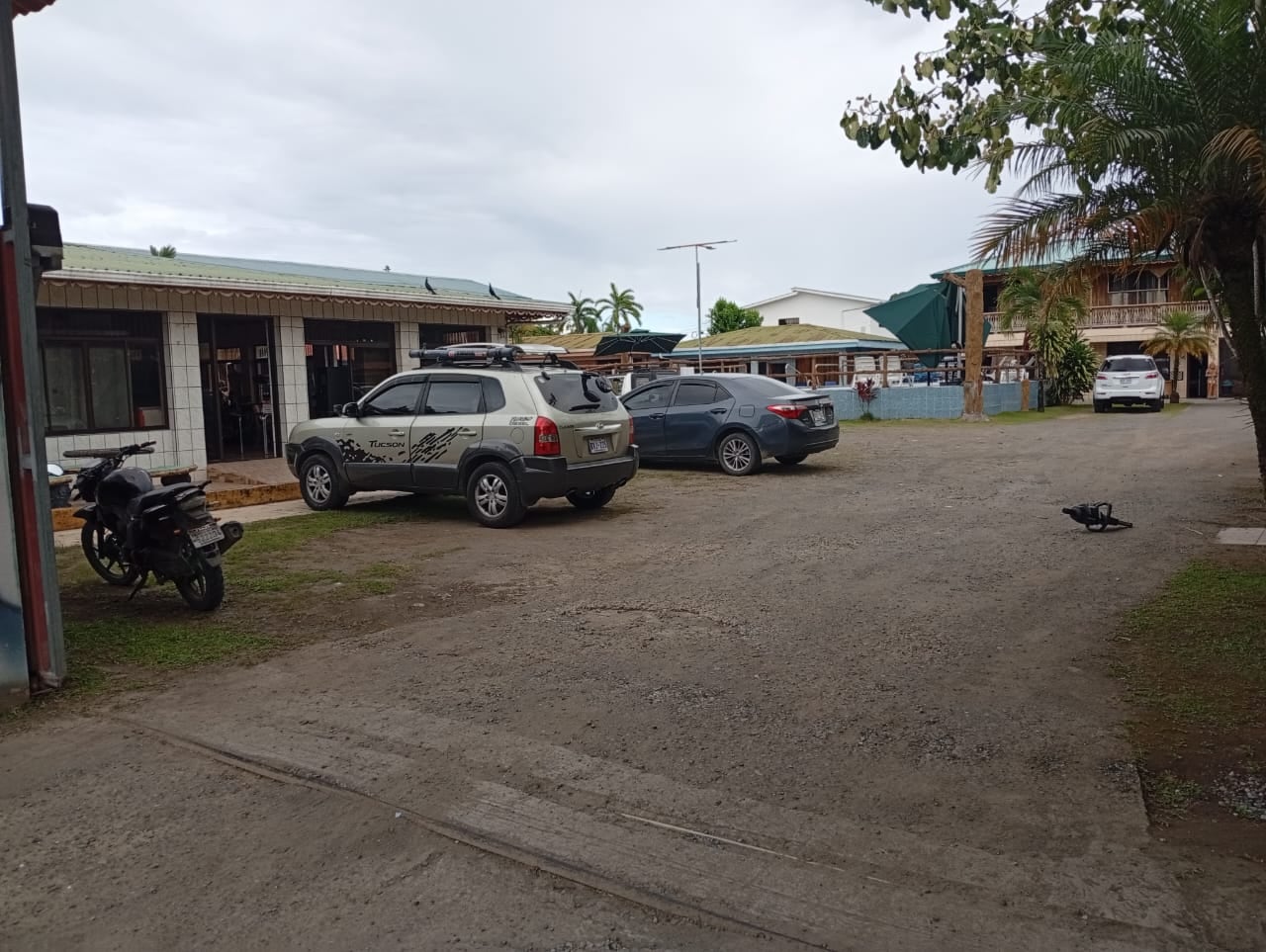 Agentes del OIJ allanaron varias propiedades en Cahuita, Talamanca, Limón, como parte de una pesquisa por homicidio y otros delitos.