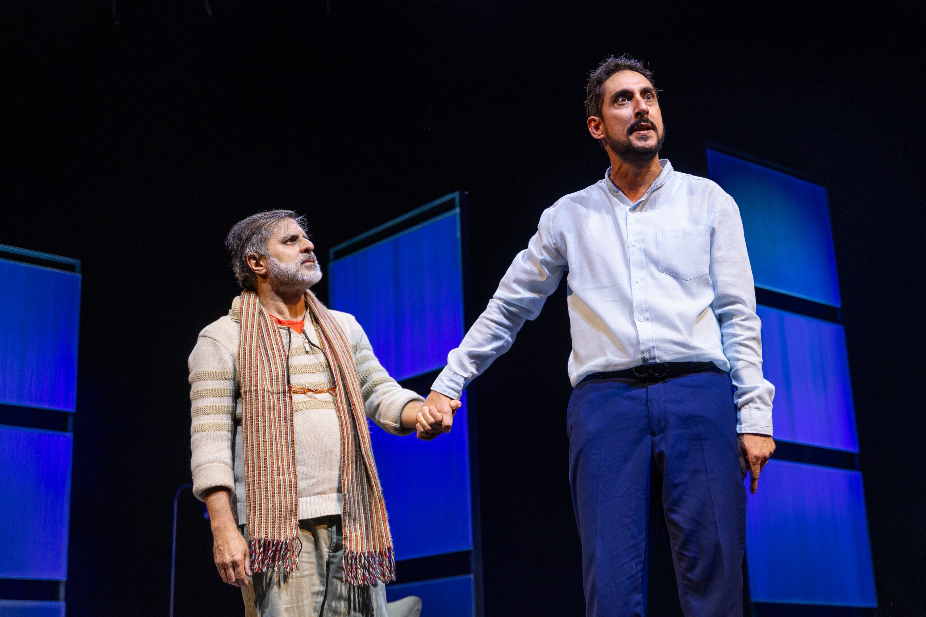 El personaje de esta obra acaba de ser electo presidente de la República y se enfila a dar su primer discurso, ¡el momento más importante de su carrera! Empieza a recitar las palabras que tantas veces repitió frente al espejo pero, de pronto, un intrusivo tic nervioso le hace imposible seguir hablando, una intensa picazón en la nariz explota solamente cuando pronuncia su deseada alocución. ¿Y ahora?