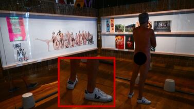 Museo en Francia permite visitas nudistas, pero obliga a usar zapatos