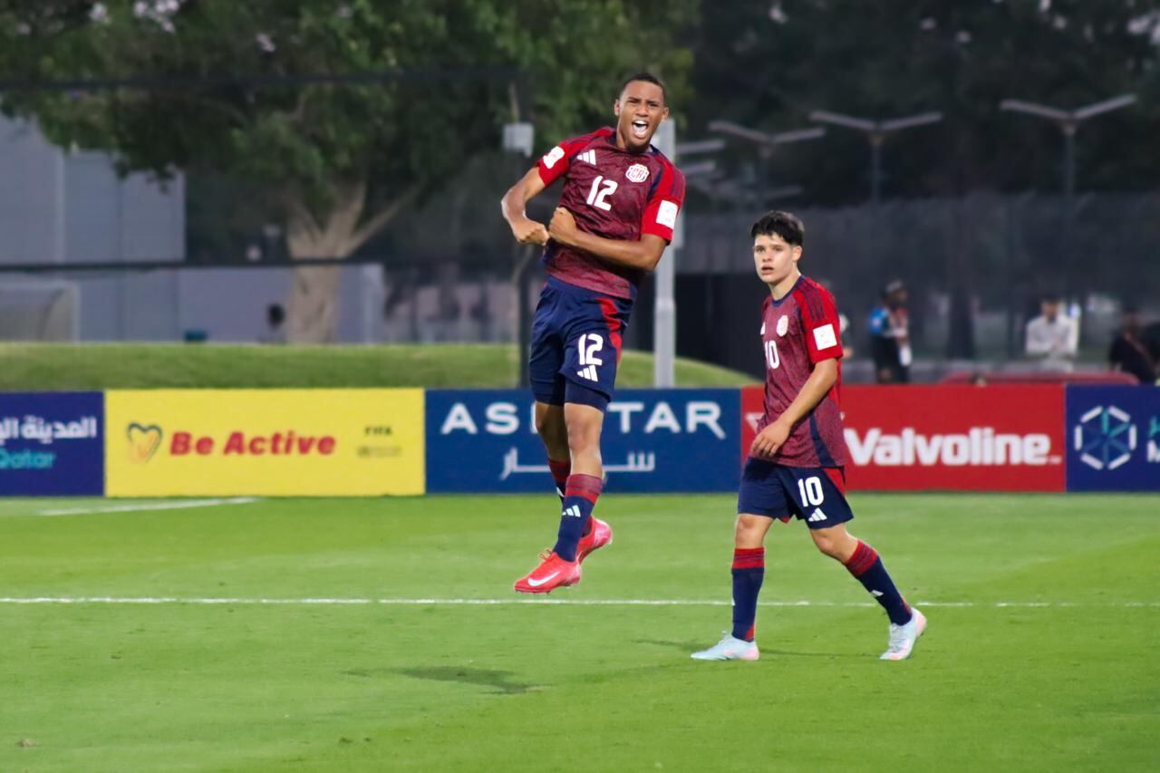 Nick Bennette festeja el gol de la Selección Sub-17 de Costa Rica ante Emiratos Árabes Unidos en el Mundial de Qatar.