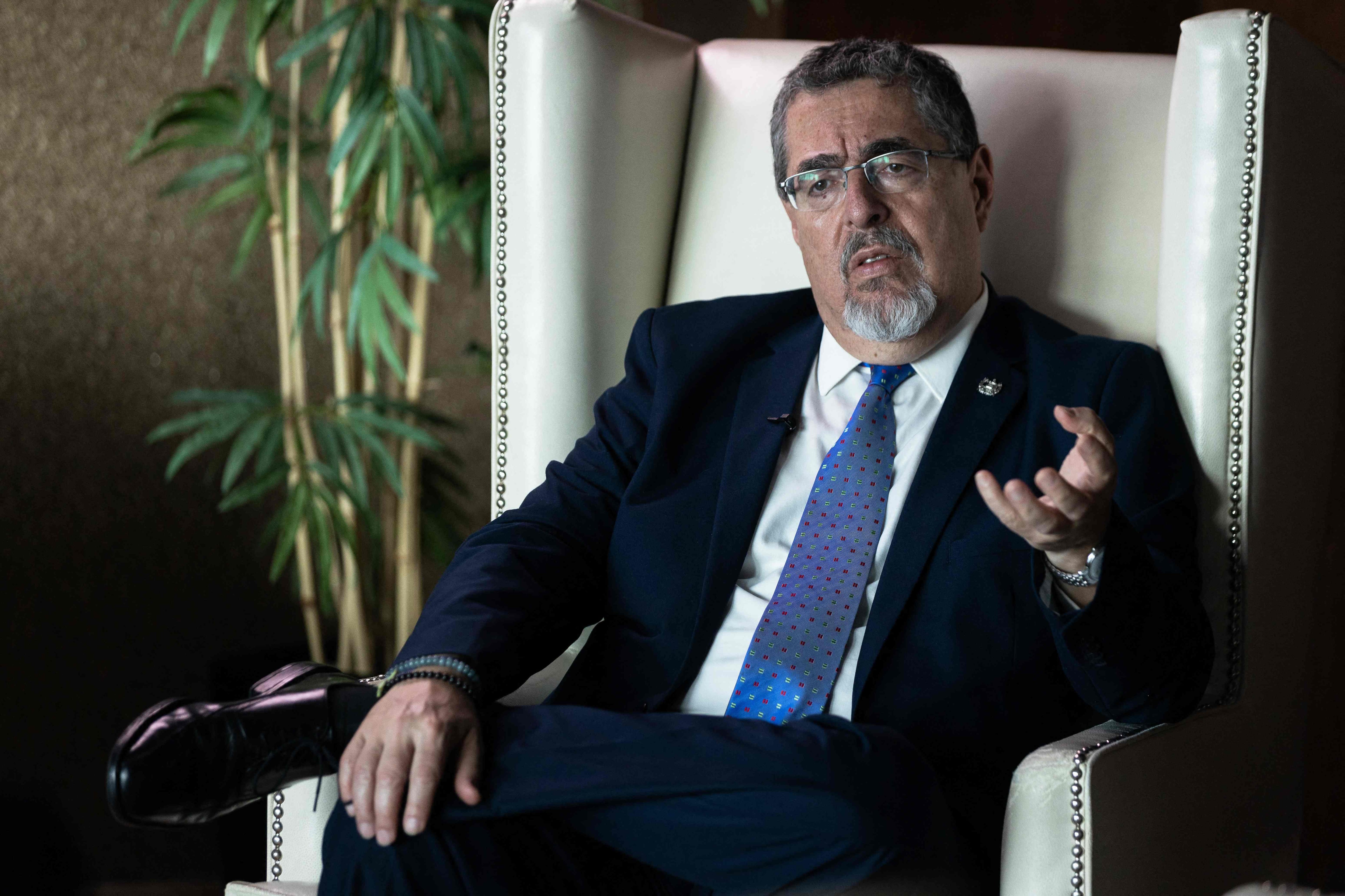 El presidente electo de Guatemala, Bernardo Arévalo, habla durante una entrevista con la AFP tras su reunión con el presidente de Panamá, Laurentino Cortizo, en la ciudad de Panamá.