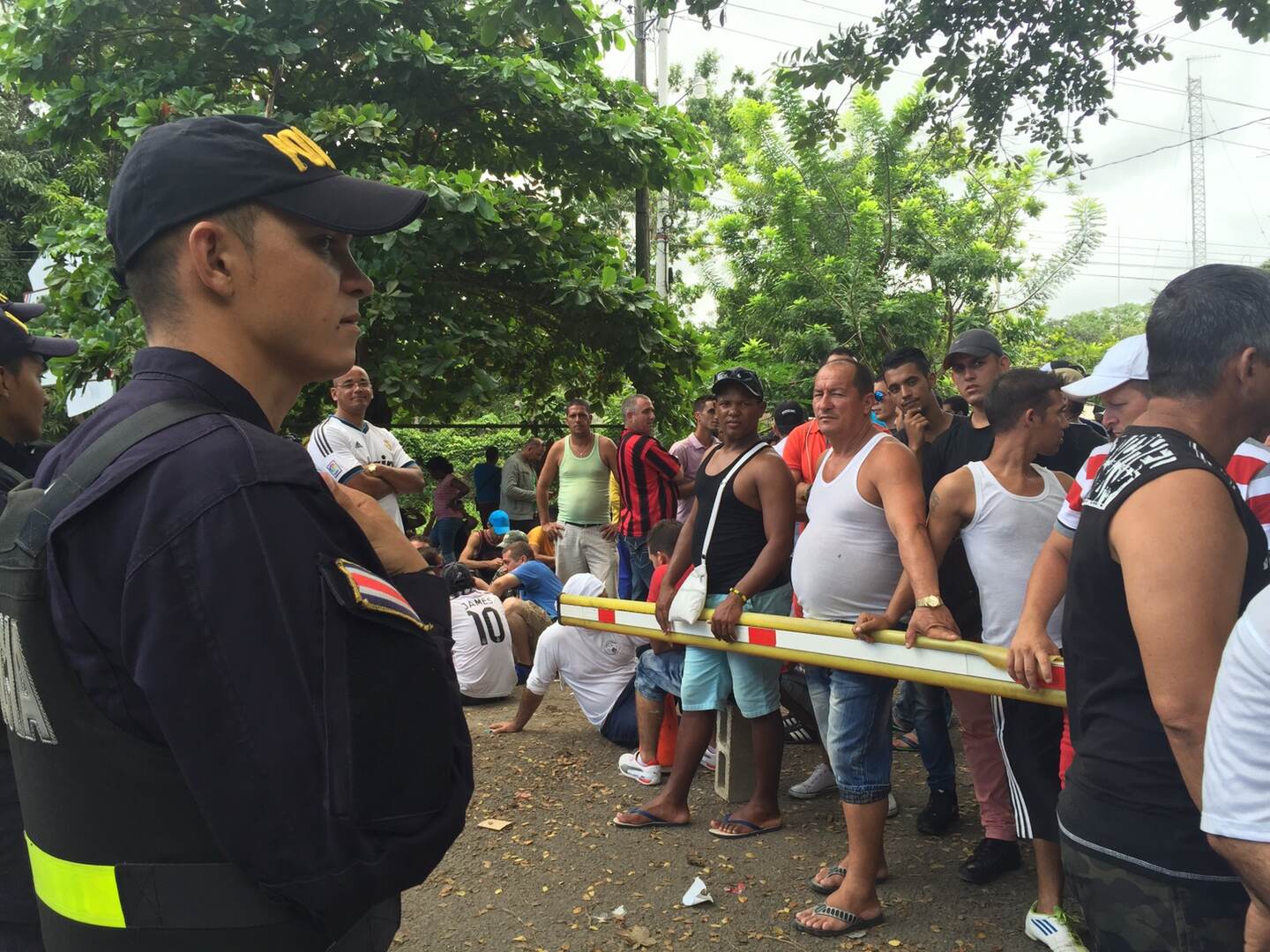 Migrantes cubanos bloquean la frontera entre Costa Rica y Nicaragua, en Peñas Blancas, ante la vigilancia de policías costarricenses.