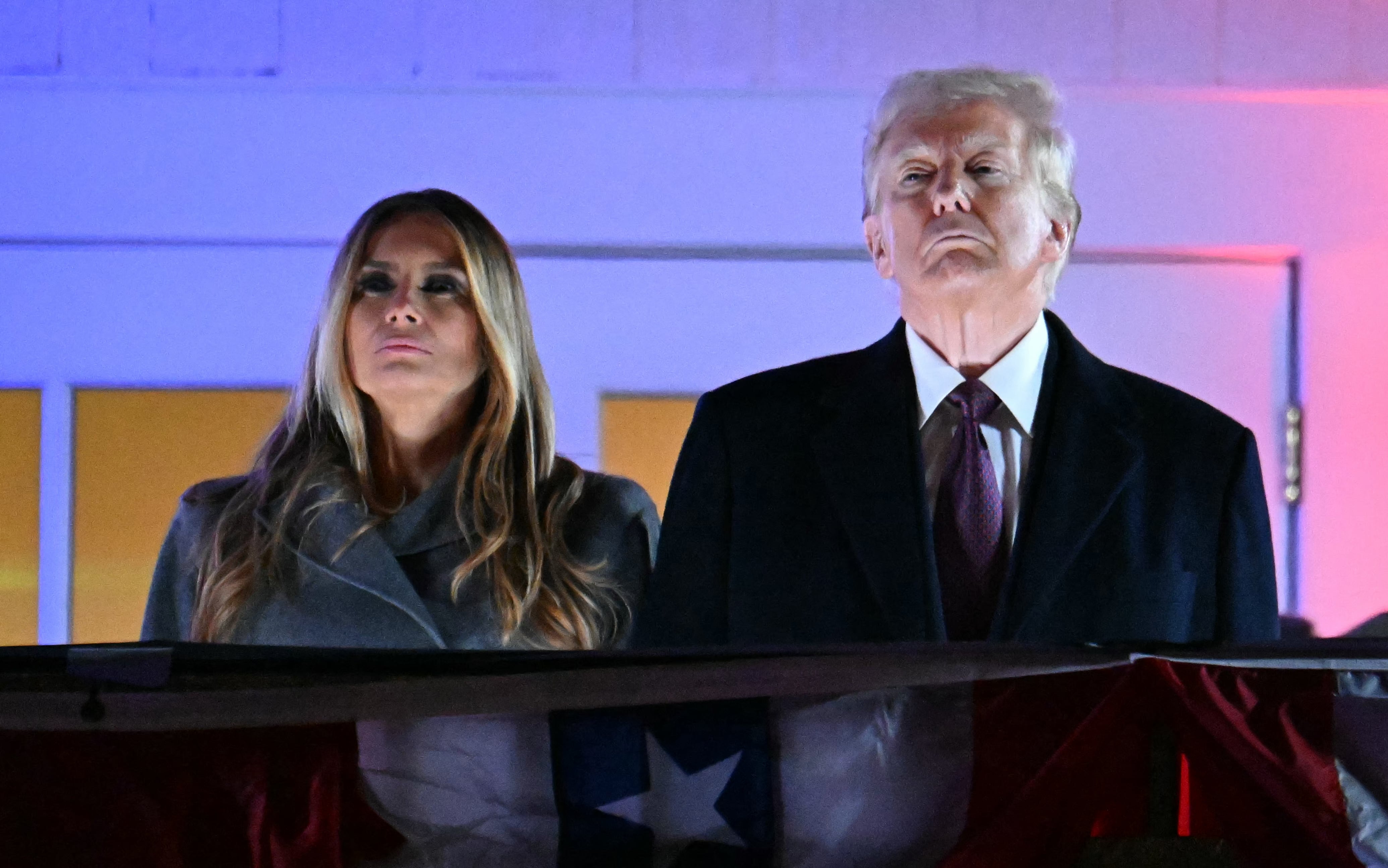 Donald Trump y Melania Trump observan fuegos artificiales durante una recepción en su honor en el Trump National Golf Club, en Virginia, el 18 de enero de 2025.