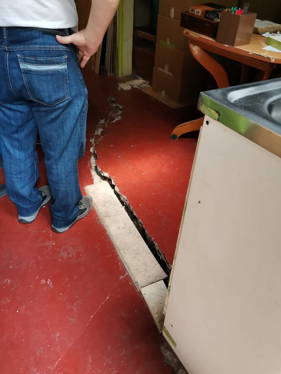 Enormes grietas como esta han surgido en varias viviendas de urbanikzación Valladolid en Los Guido de Desamparados. Foto: Cortesía Municipalidad de Desamparados.