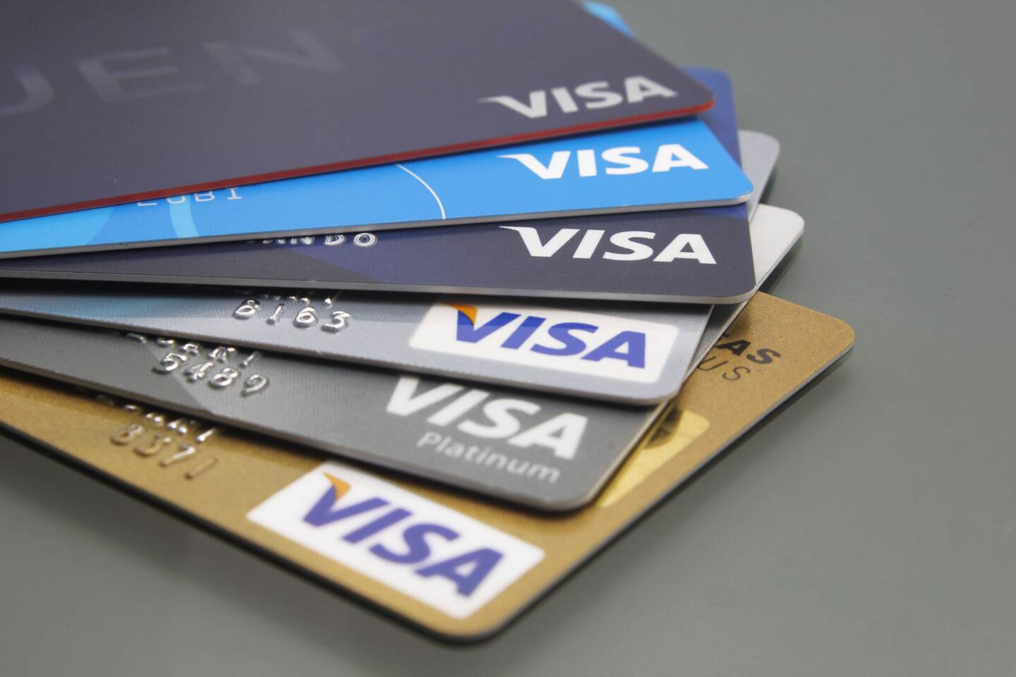 Un conjunto de tarjetas Visa apiladas, simbolizando las opciones de tarjetas de débito disponibles para niños y adolescentes ofrecidas por bancos en Costa Rica.