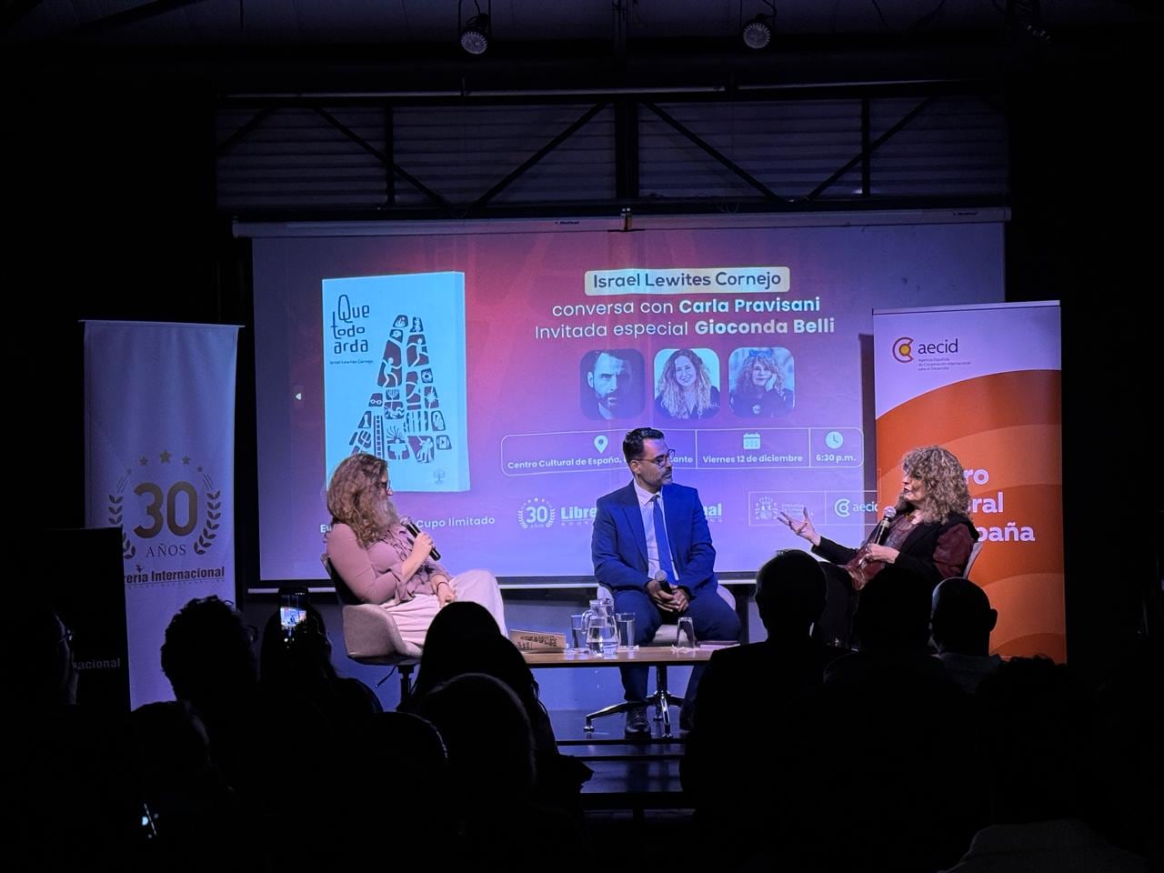 Presentación del libro "Que todo Arda" este viernes 12 de diciembre. De izquierda a derecha, Carla Pravisani (escritora costarricense), Israel Lewites y Gioconda Belli.