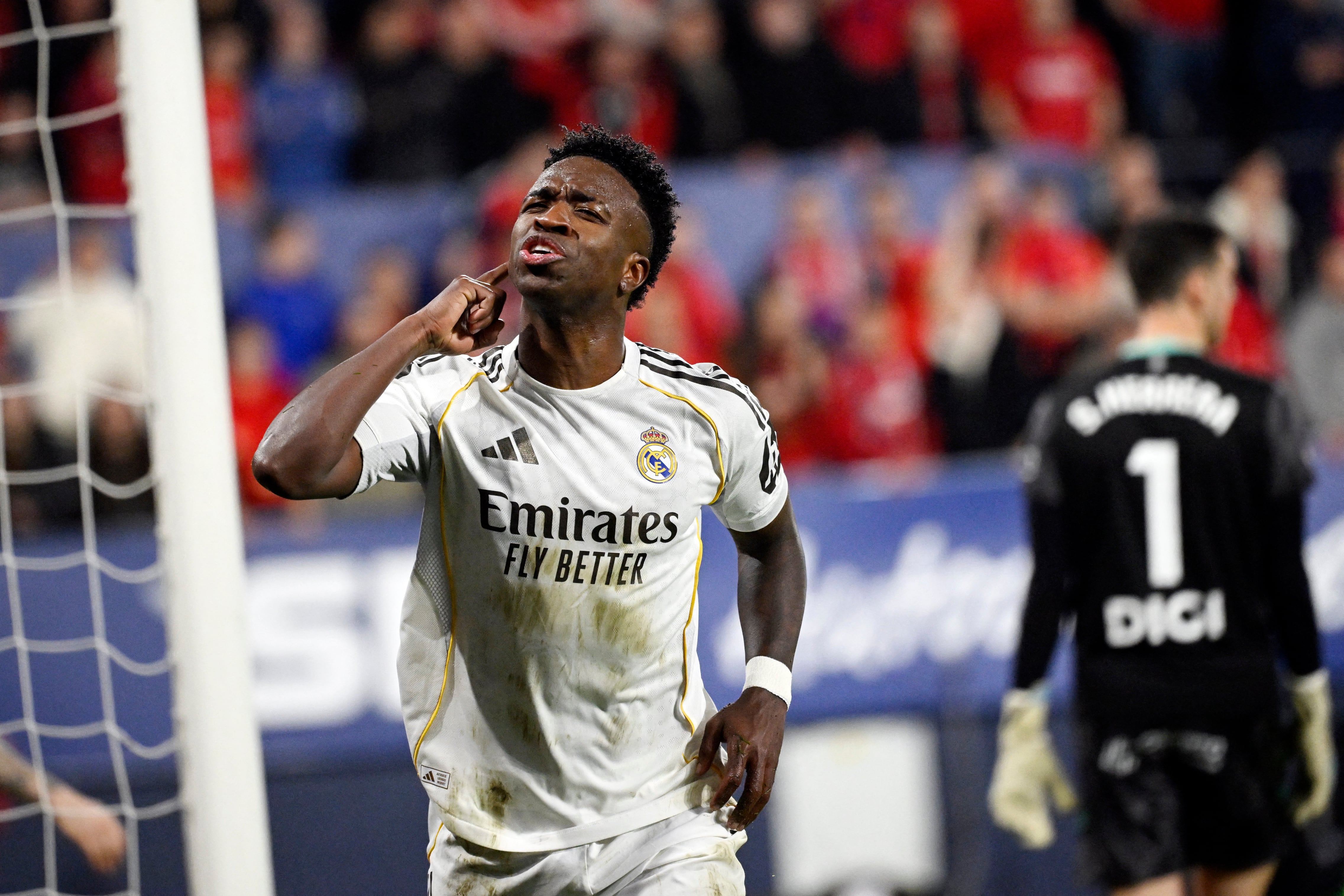 Vinicius Junior celebra una vez más con gestos a la afición visitante, en este caso la de Osasuna, tras marcar el empate parcial, aunque el Real Madrid terminó perdiendo.