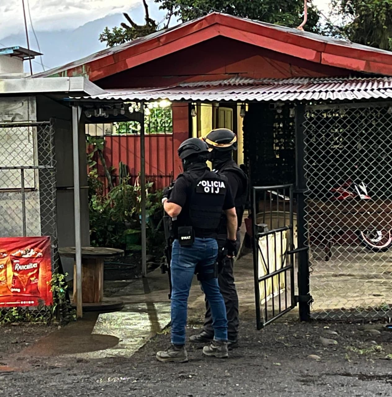 La casa de uno de los hermanos de la imputada fue allanada por agentes del OIJ de Guápiles. La acción se desarrolló en el barrio Rubio.