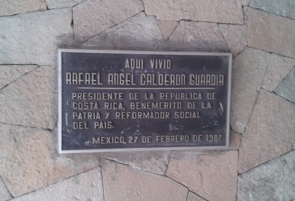 Placa en domicilio del Dr. Calderón G. en México.