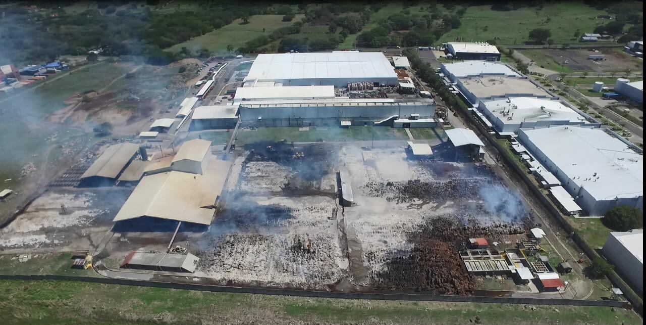 A las 01:02 a. m. de este domingo se declaró el incendio bajo control. Más de un 60% del fuego ha sido extinguido por completo. Foto: Cortesía.