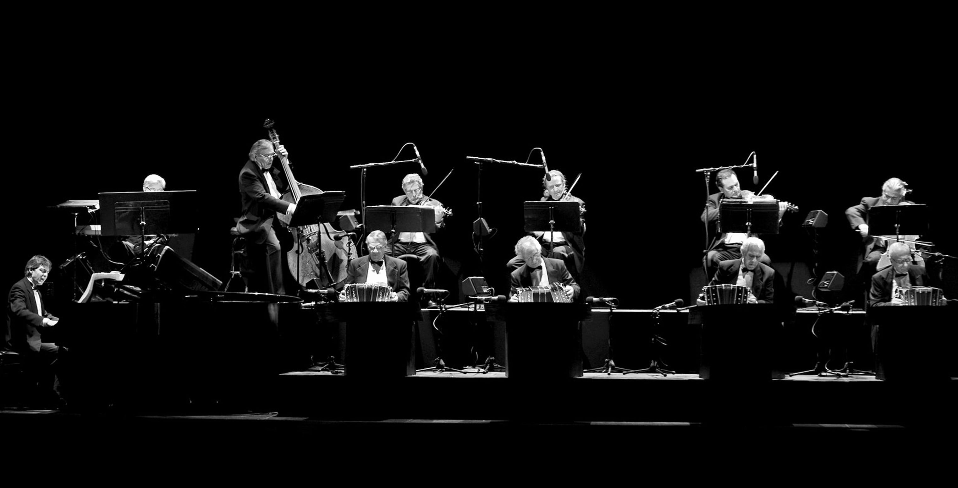 La puesta en escena de 'Forever tango' incluye una orquesta en vivo con bandoneones, instrumento clave que define el sonido característico del género.